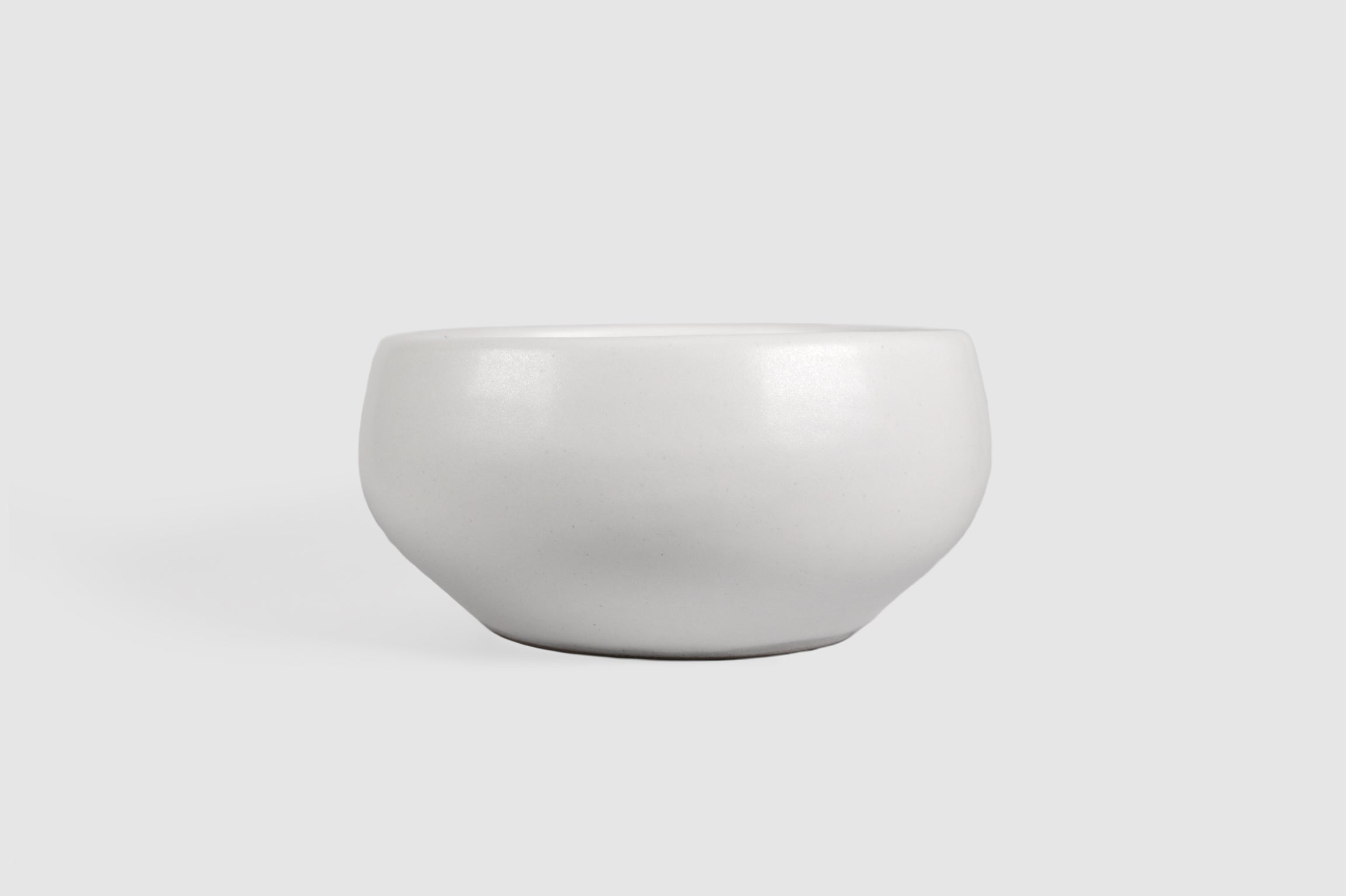 Bowl Sujo by Humo 1810 – capuchino stoneware, pinched belly and rolled lip, 6.3 inch