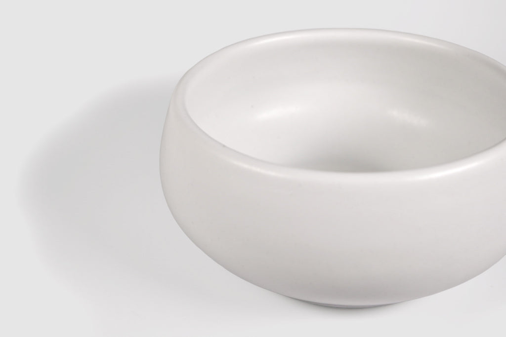 Bowl Sujo by Humo 1810 – capuchino stoneware, pinched belly and rolled lip, 6.3 inch