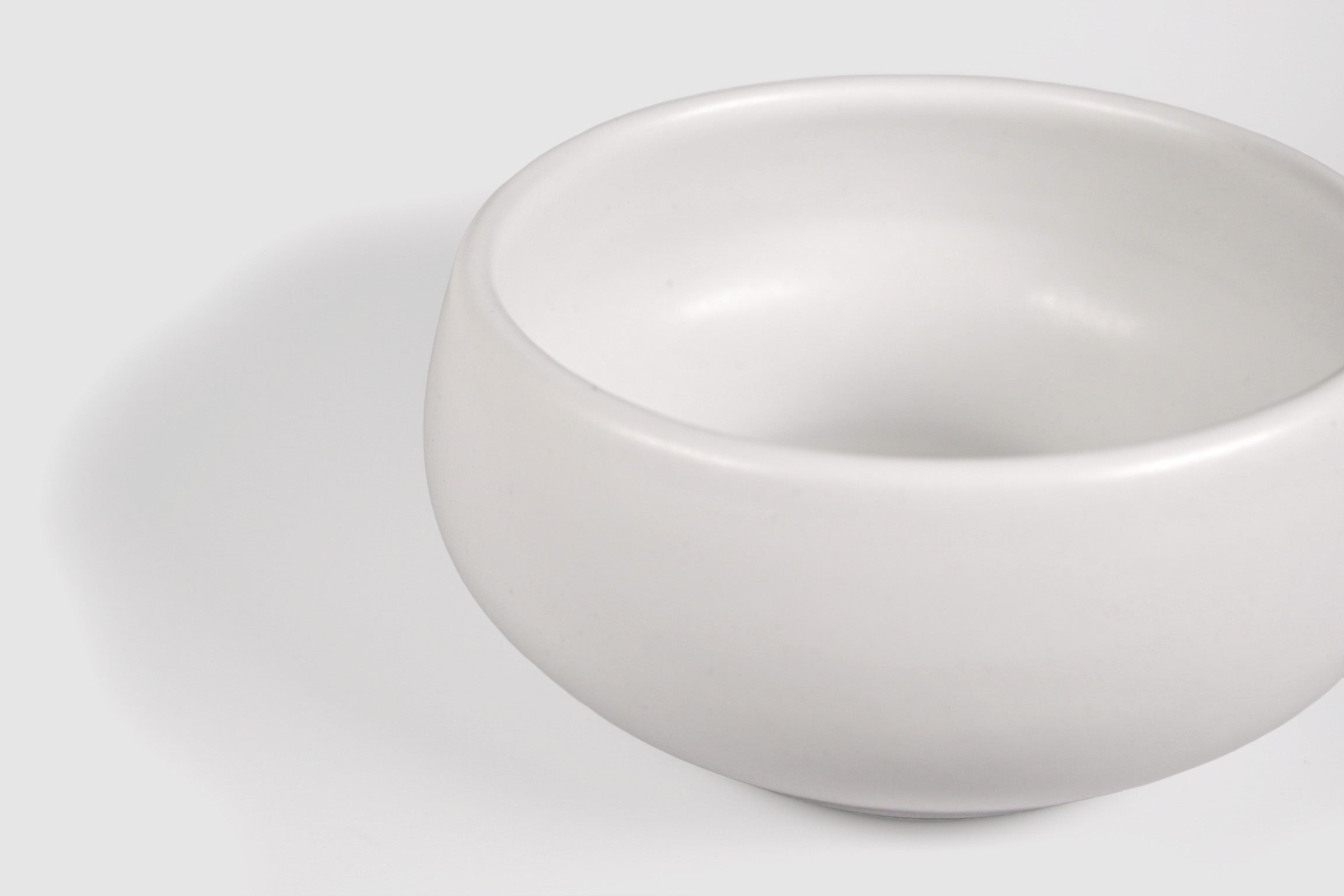 Bowl Sujo by Humo 1810 – capuchino stoneware, pinched belly and rolled lip, 6.3 inch