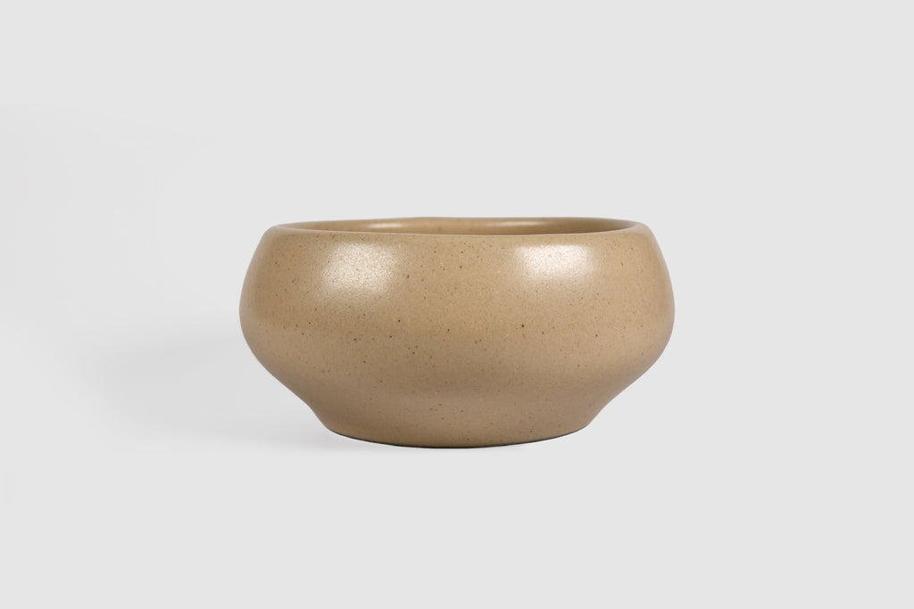 Bowl Sujo by Humo 1810 – capuchino stoneware, pinched belly and rolled lip, 6.3 inch