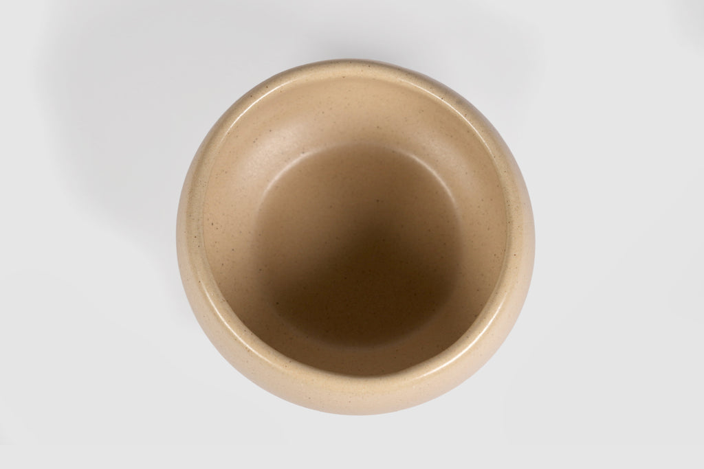 Bowl Sujo by Humo 1810 – capuchino stoneware, pinched belly and rolled lip, 6.3 inch