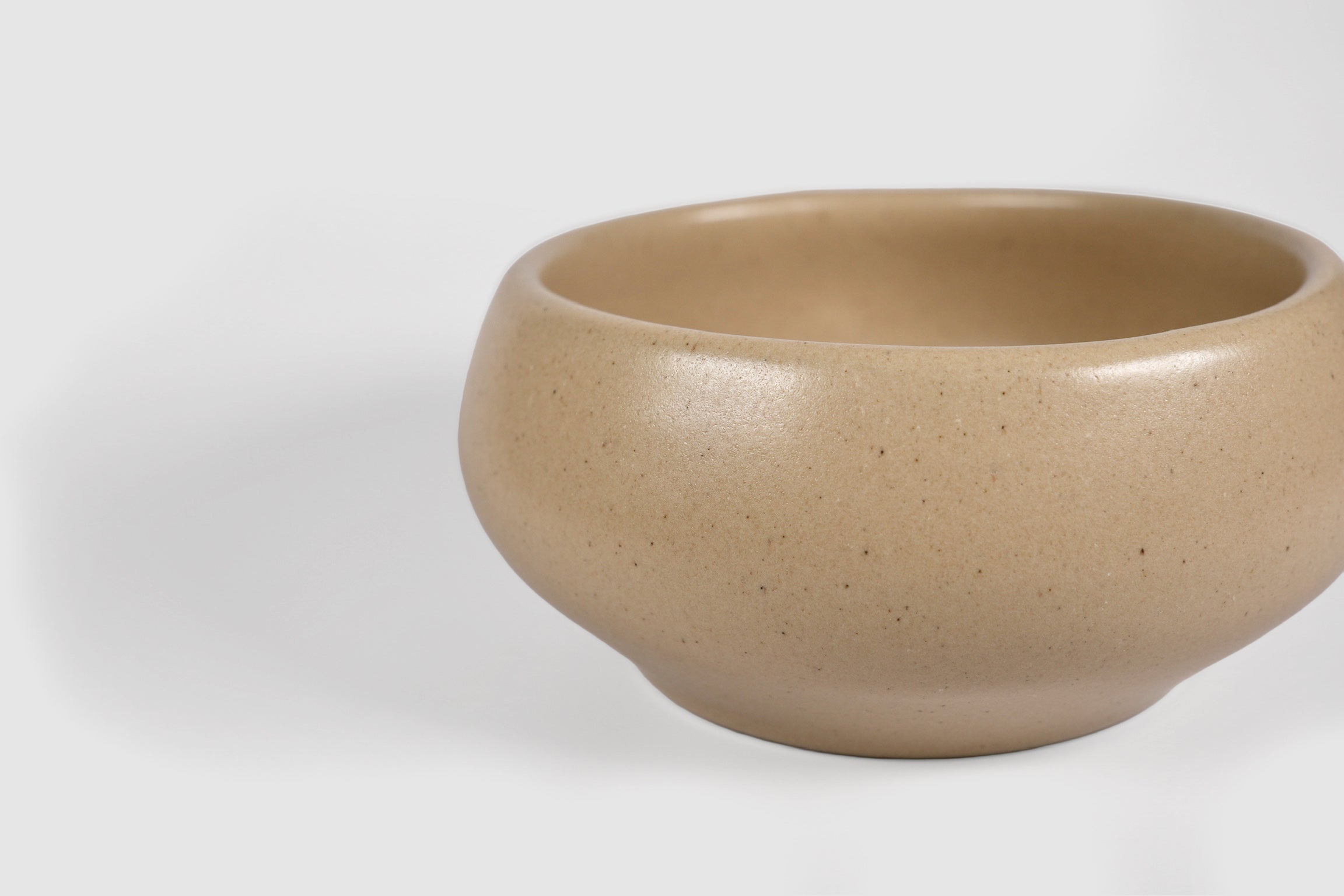 Bowl Sujo by Humo 1810 – capuchino stoneware, pinched belly and rolled lip, 6.3 inch