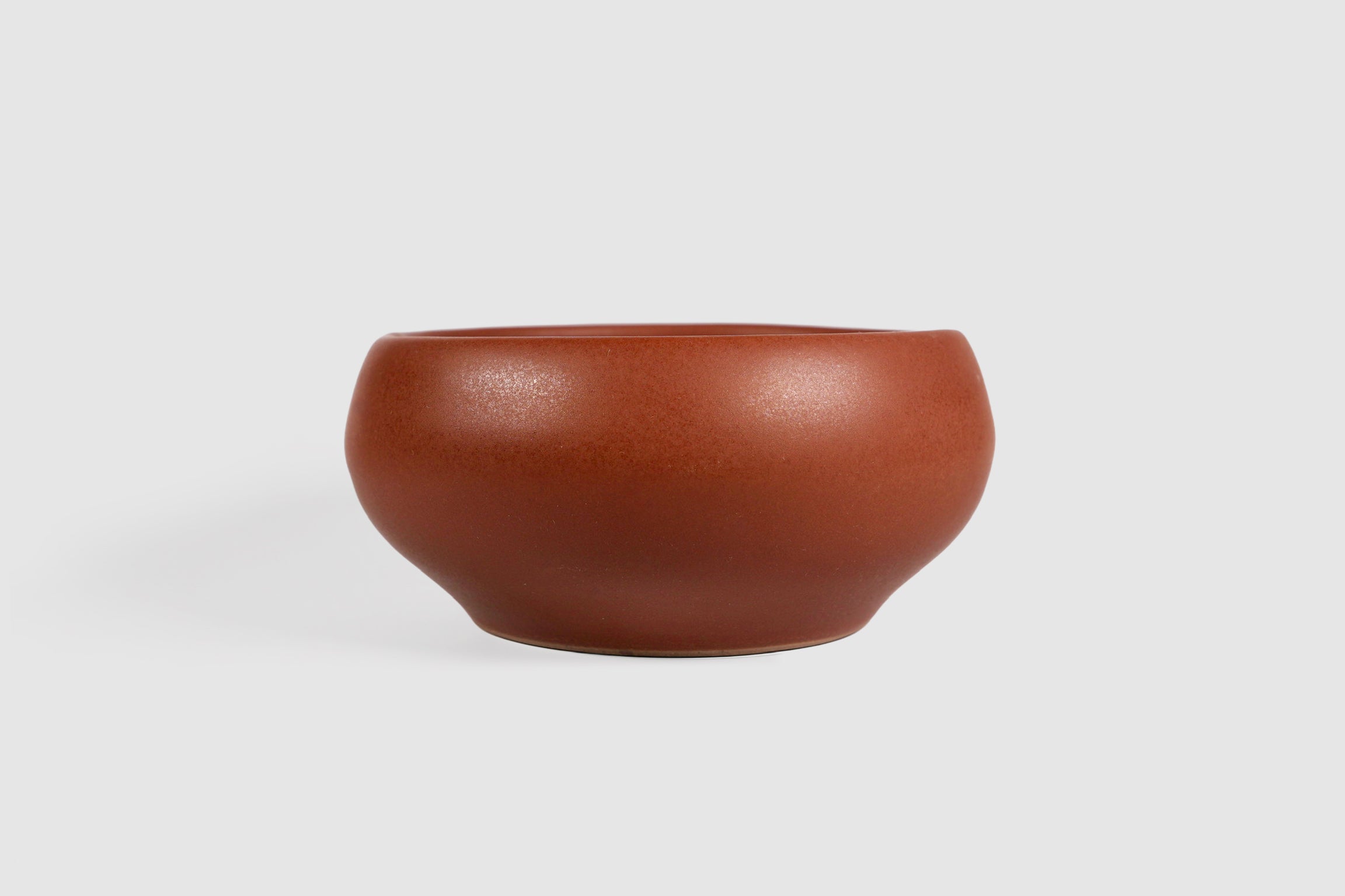 Bowl Sujo by Humo 1810 – capuchino stoneware, pinched belly and rolled lip, 6.3 inch