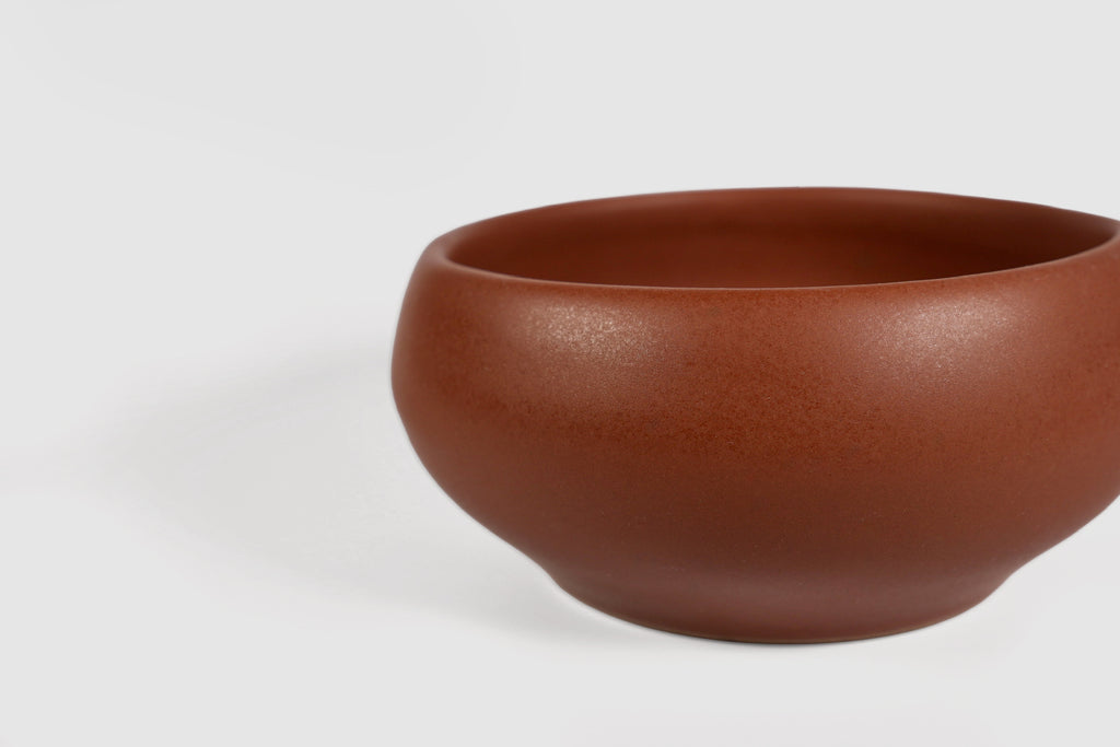 Bowl Sujo by Humo 1810 – capuchino stoneware, pinched belly and rolled lip, 6.3 inch