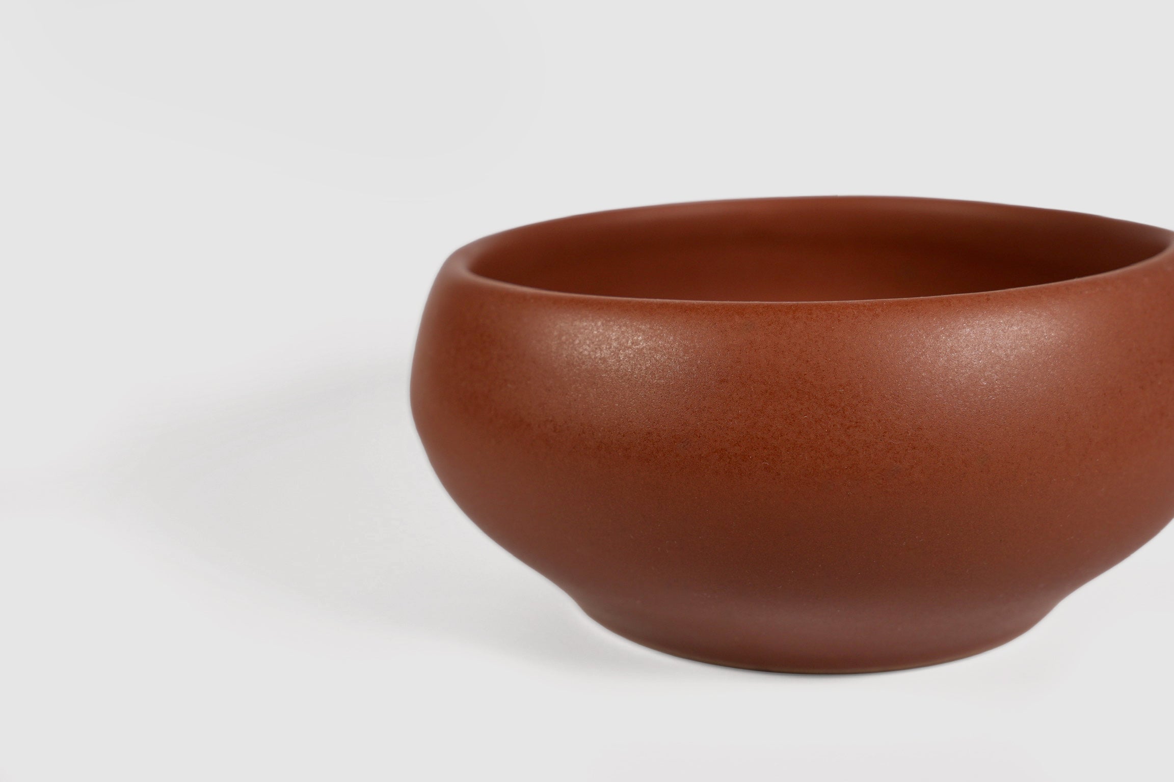 Bowl Sujo by Humo 1810 – capuchino stoneware, pinched belly and rolled lip, 6.3 inch