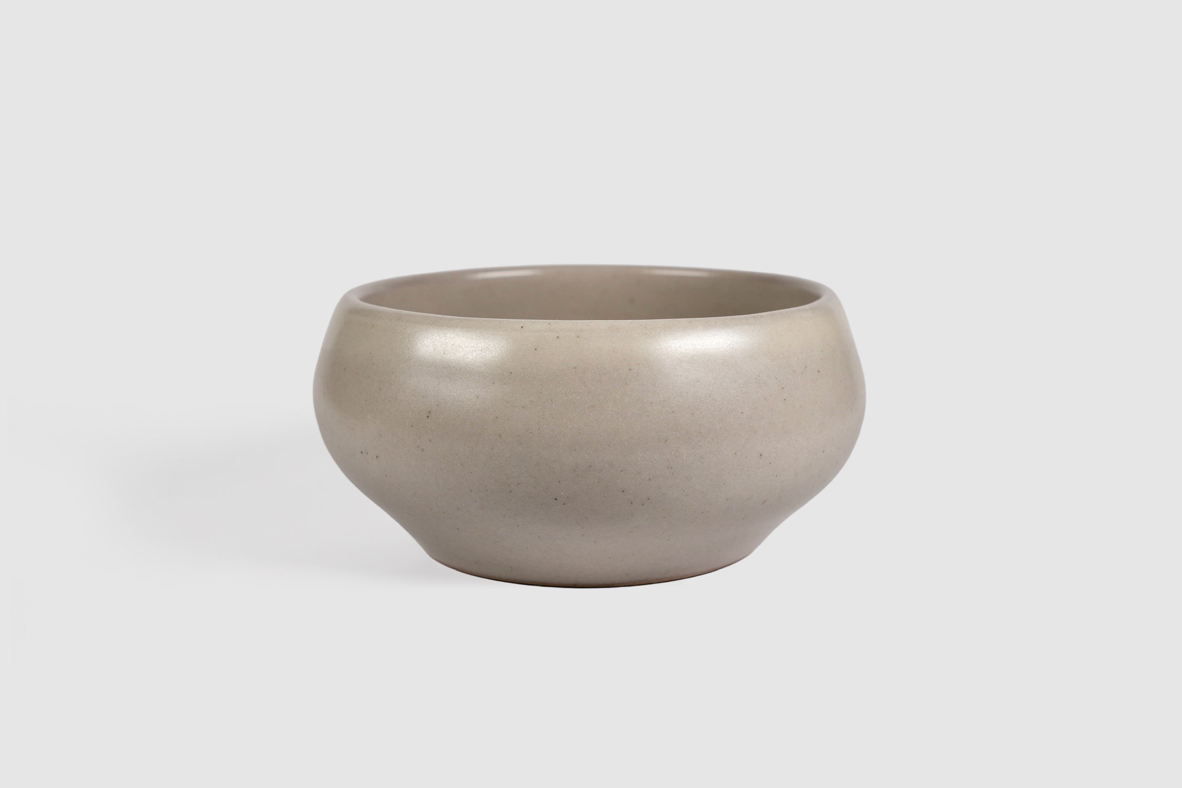 Bowl Sujo by Humo 1810 – capuchino stoneware, pinched belly and rolled lip, 6.3 inch
