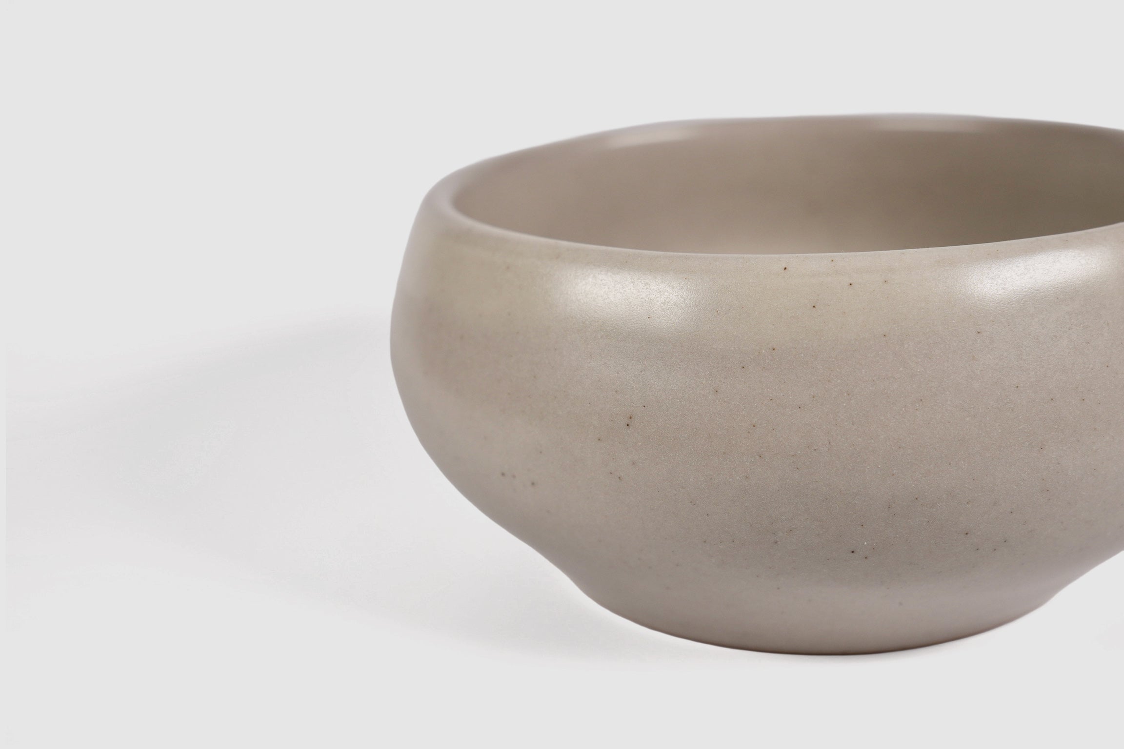 Bowl Sujo by Humo 1810 – capuchino stoneware, pinched belly and rolled lip, 6.3 inch