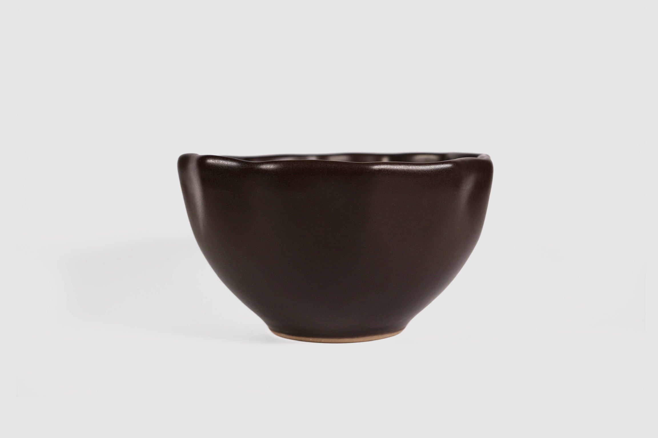 Bowl Nami by Humo 1810 – chocolate stoneware, softly waved rim, 6 inch deep bowl