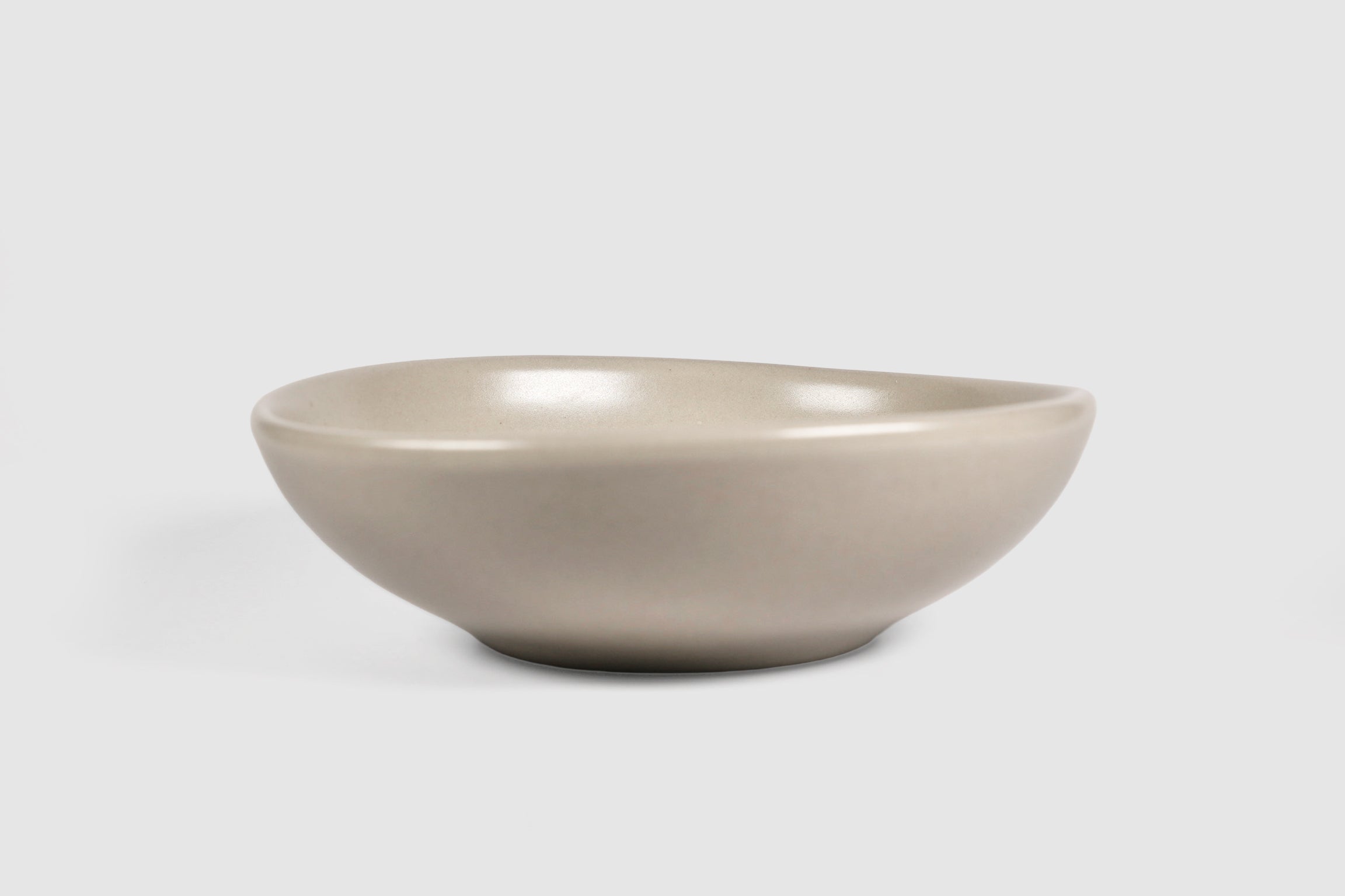 Regular Bowl by Humo 1810 – handmade stoneware coupe, uneven organic rim, 7 inch