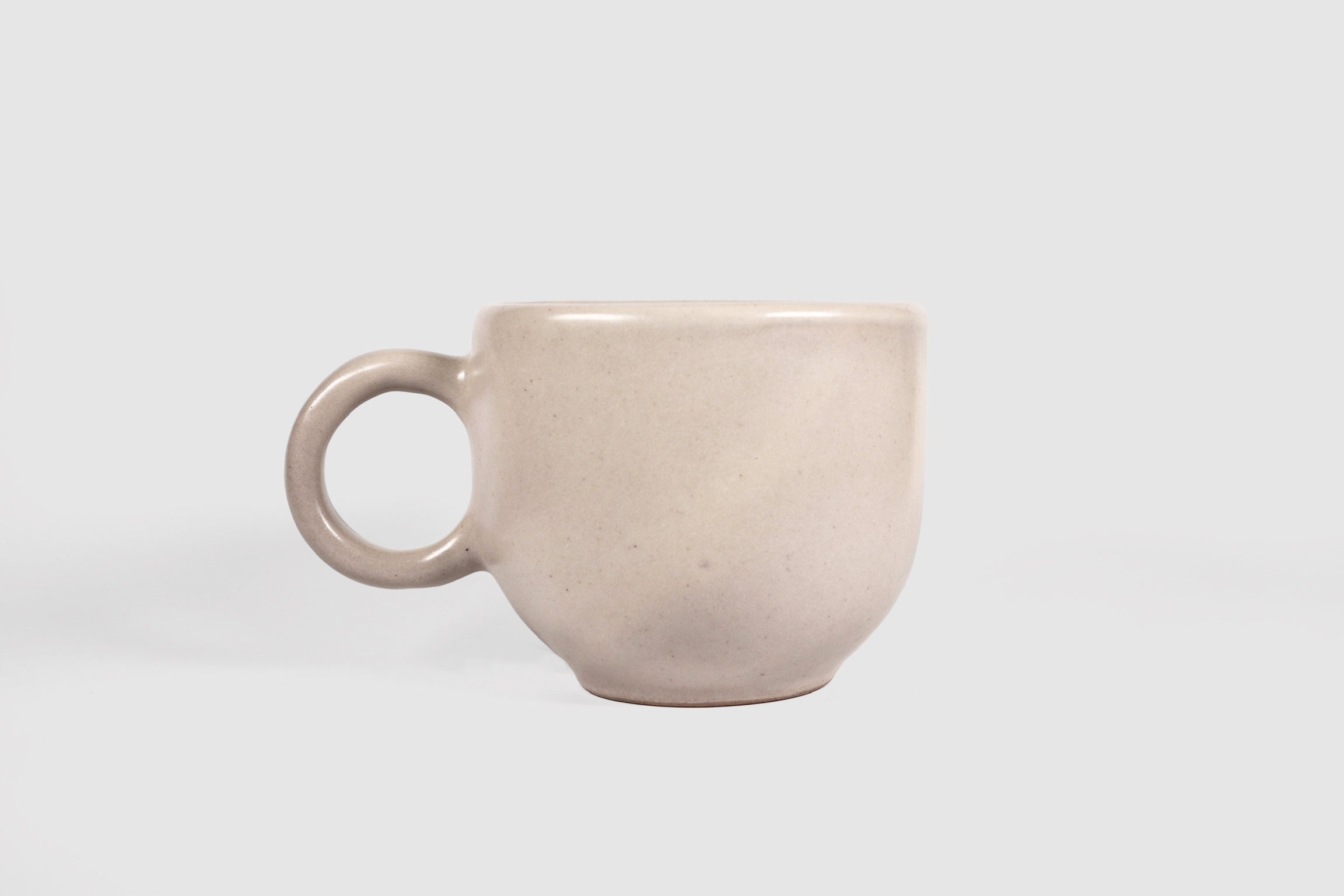 Rounded cappuccino mug with spherical body and circular ring handle in Pardo