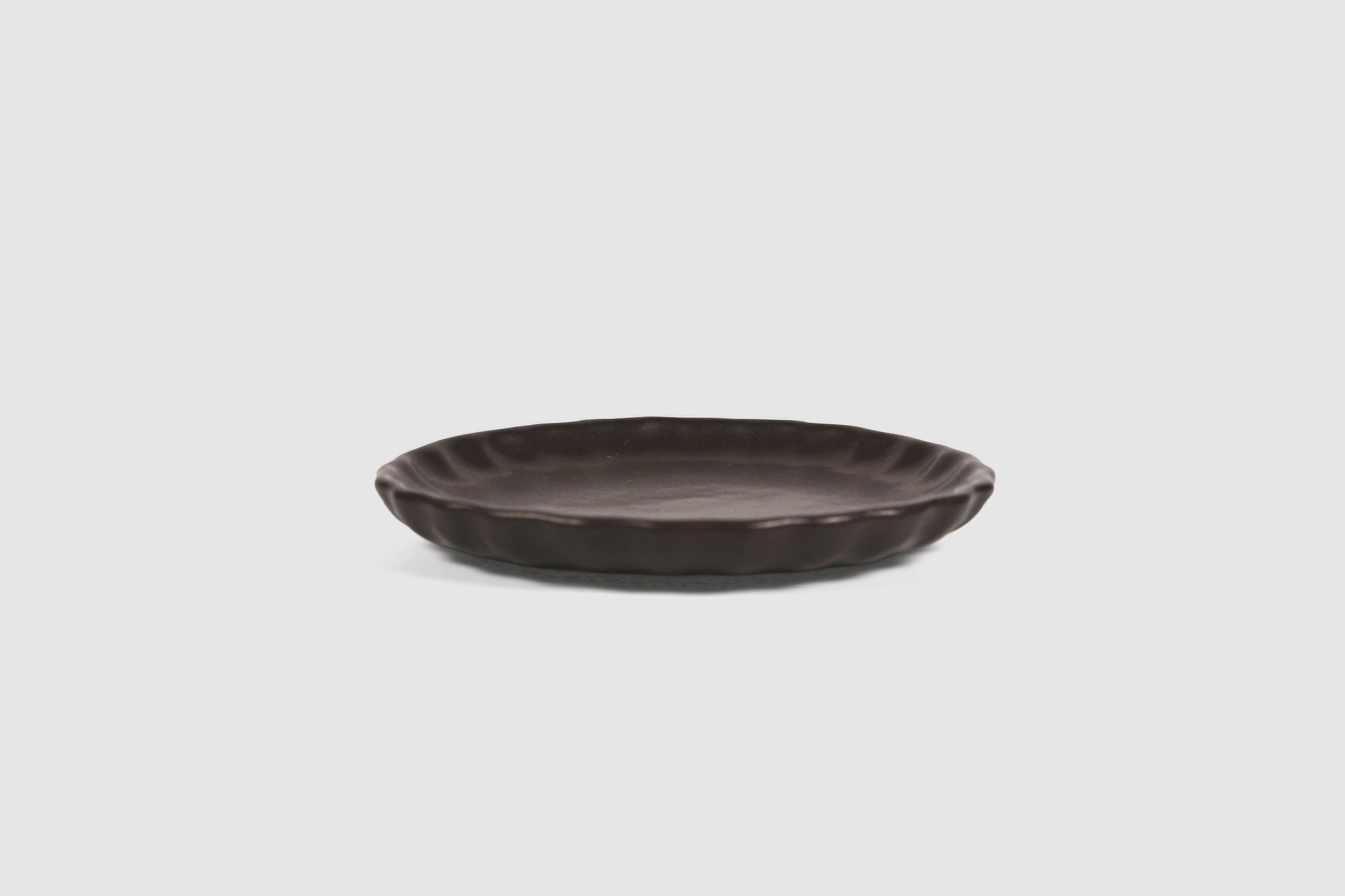 Cake Plate Nami by Humo 1810 – chocolate stoneware, lacework scalloped rim, 5.5 inch