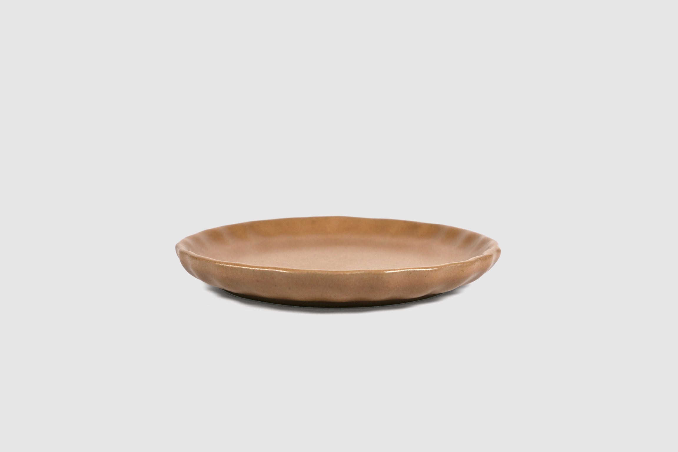 Cake Plate Nami by Humo 1810 – chocolate stoneware, lacework scalloped rim, 5.5 inch