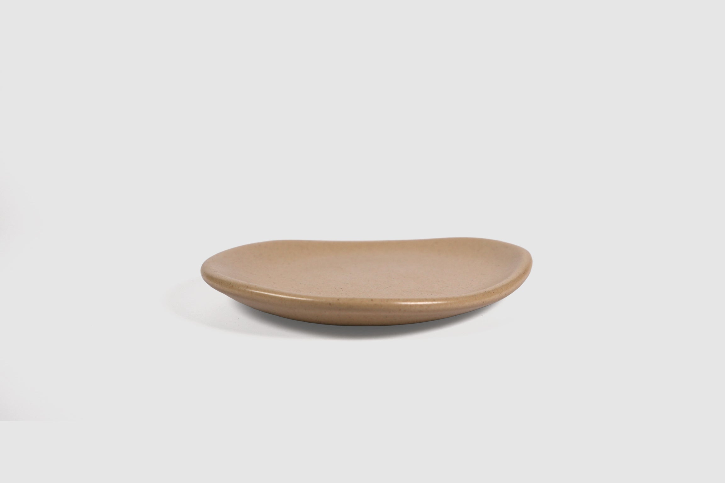 Cake Plate Sanka by Humo 1810 – black semi-matte stoneware, rounded-triangle silhouette, 5.75 inch