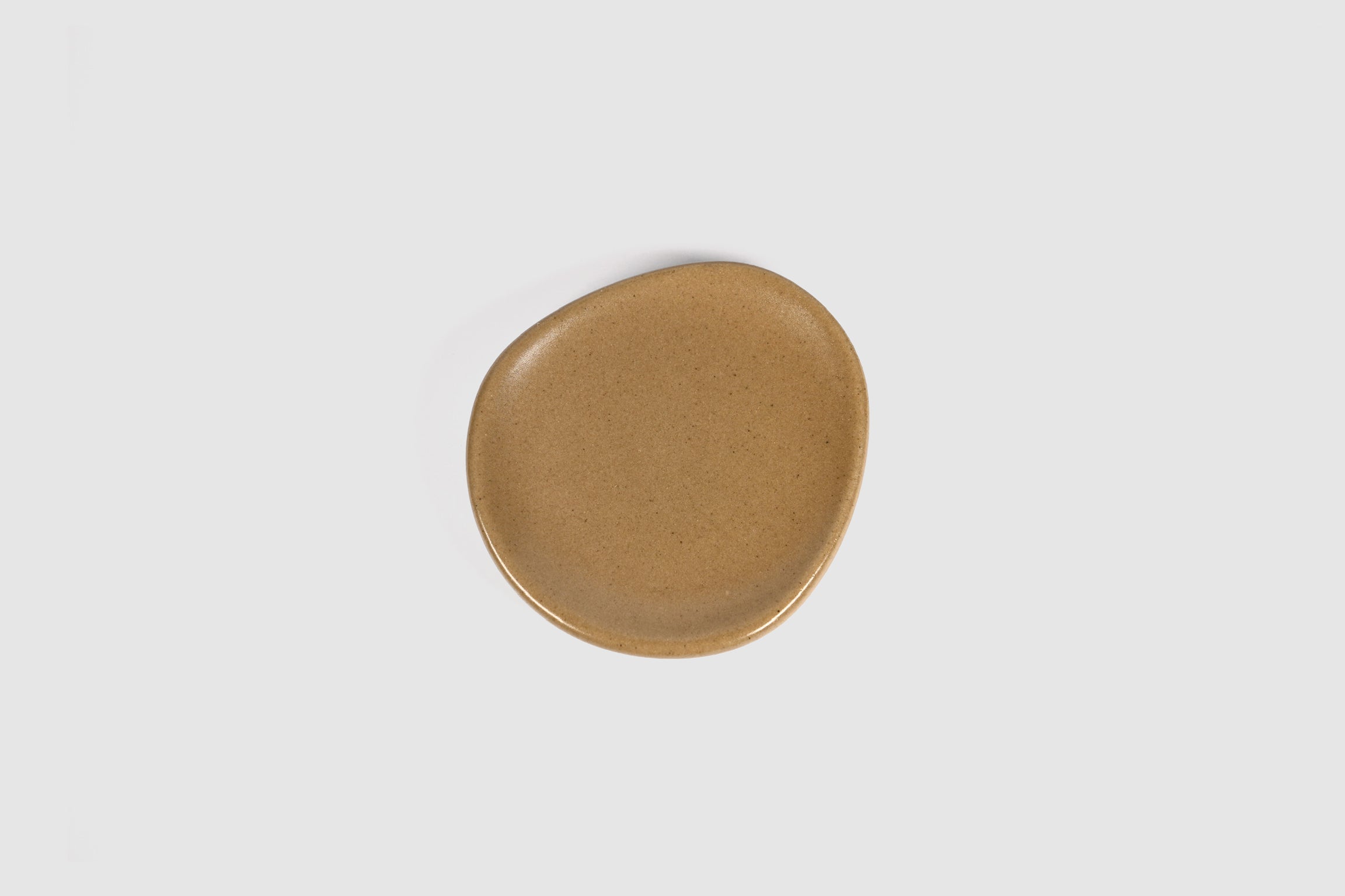 Cake Plate Sanka by Humo 1810 – black semi-matte stoneware, rounded-triangle silhouette, 5.75 inch