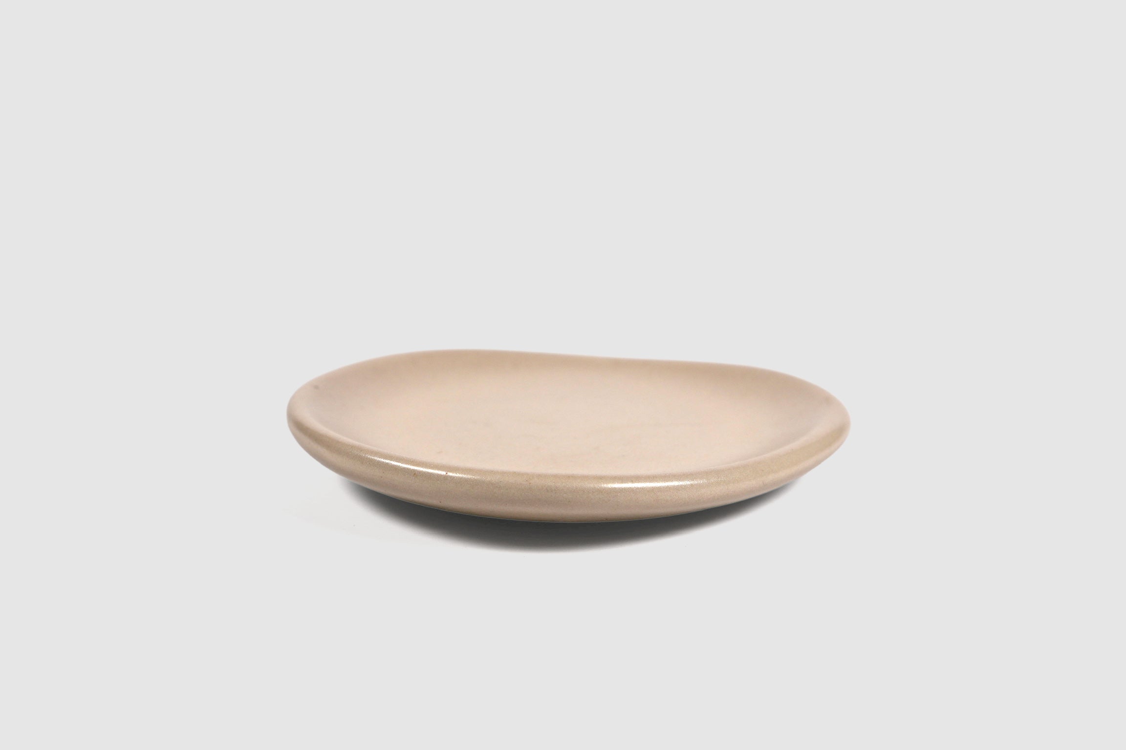 Cake Plate Sanka by Humo 1810 – black semi-matte stoneware, rounded-triangle silhouette, 5.75 inch
