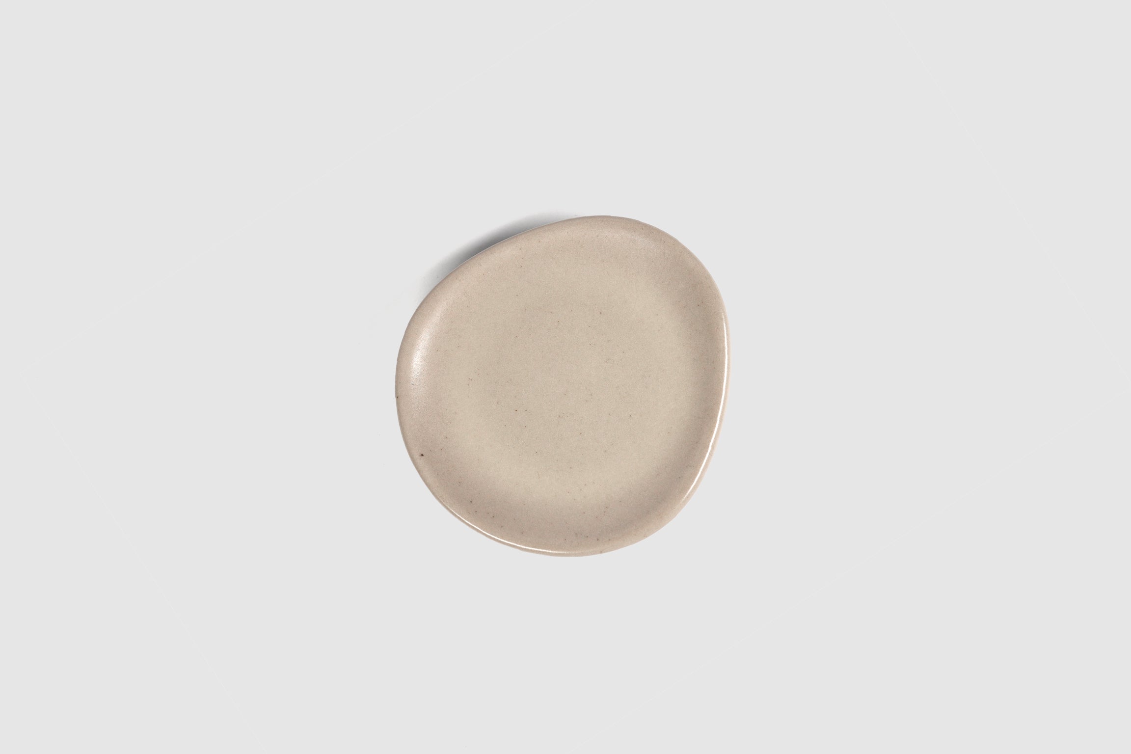 Cake Plate Sanka by Humo 1810 – black semi-matte stoneware, rounded-triangle silhouette, 5.75 inch
