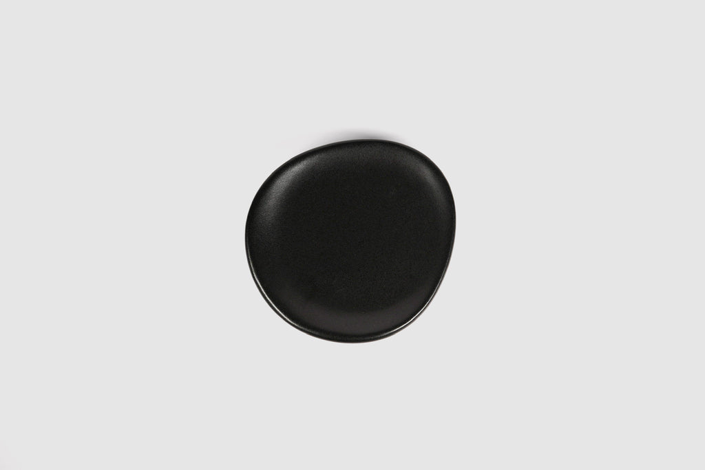 Cake Plate Sanka by Humo 1810 – black semi-matte stoneware, rounded-triangle silhouette, 5.75 inch