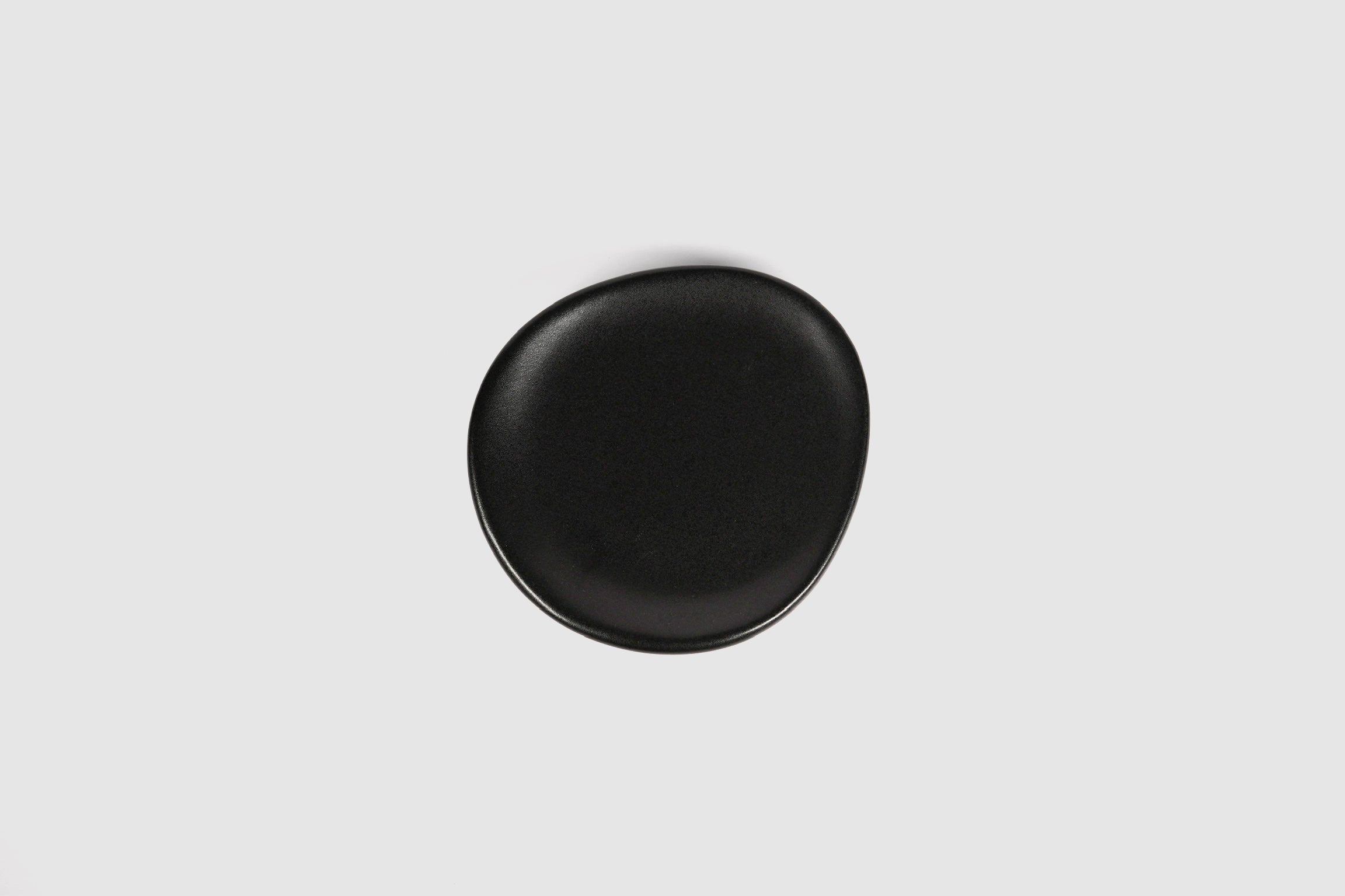 Cake Plate Sanka by Humo 1810 – black semi-matte stoneware, rounded-triangle silhouette, 5.75 inch