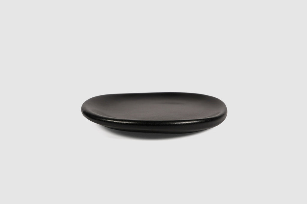 Cake Plate Sanka by Humo 1810 – black semi-matte stoneware, rounded-triangle silhouette, 5.75 inch