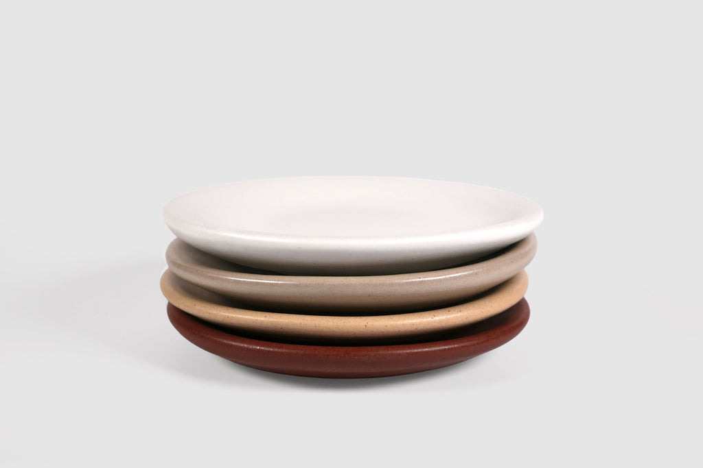 Cake Plate Sujo by Humo 1810 – handmade stoneware, capuchino speckled matte glaze, 8.5 inch