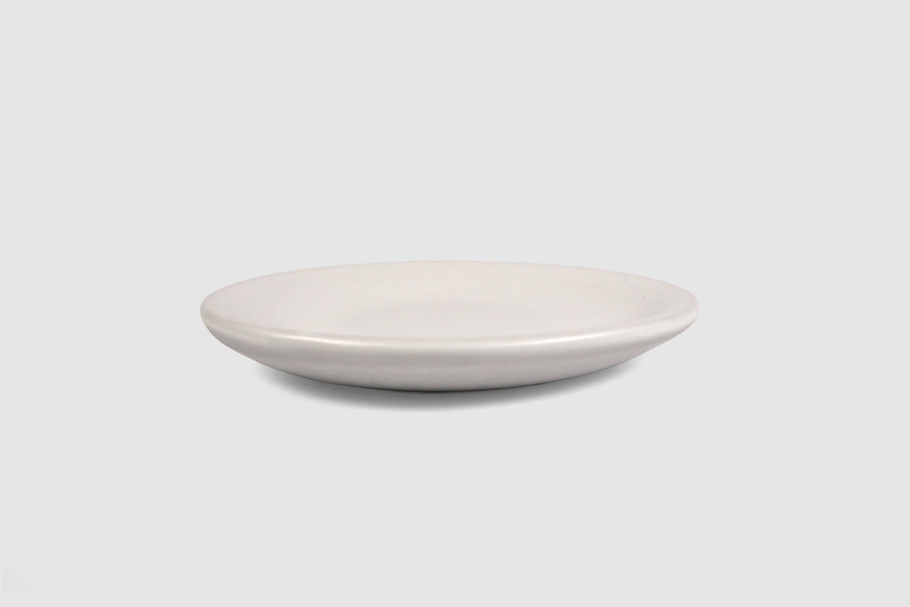 Cake Plate Sujo by Humo 1810 – handmade stoneware, capuchino speckled matte glaze, 8.5 inch