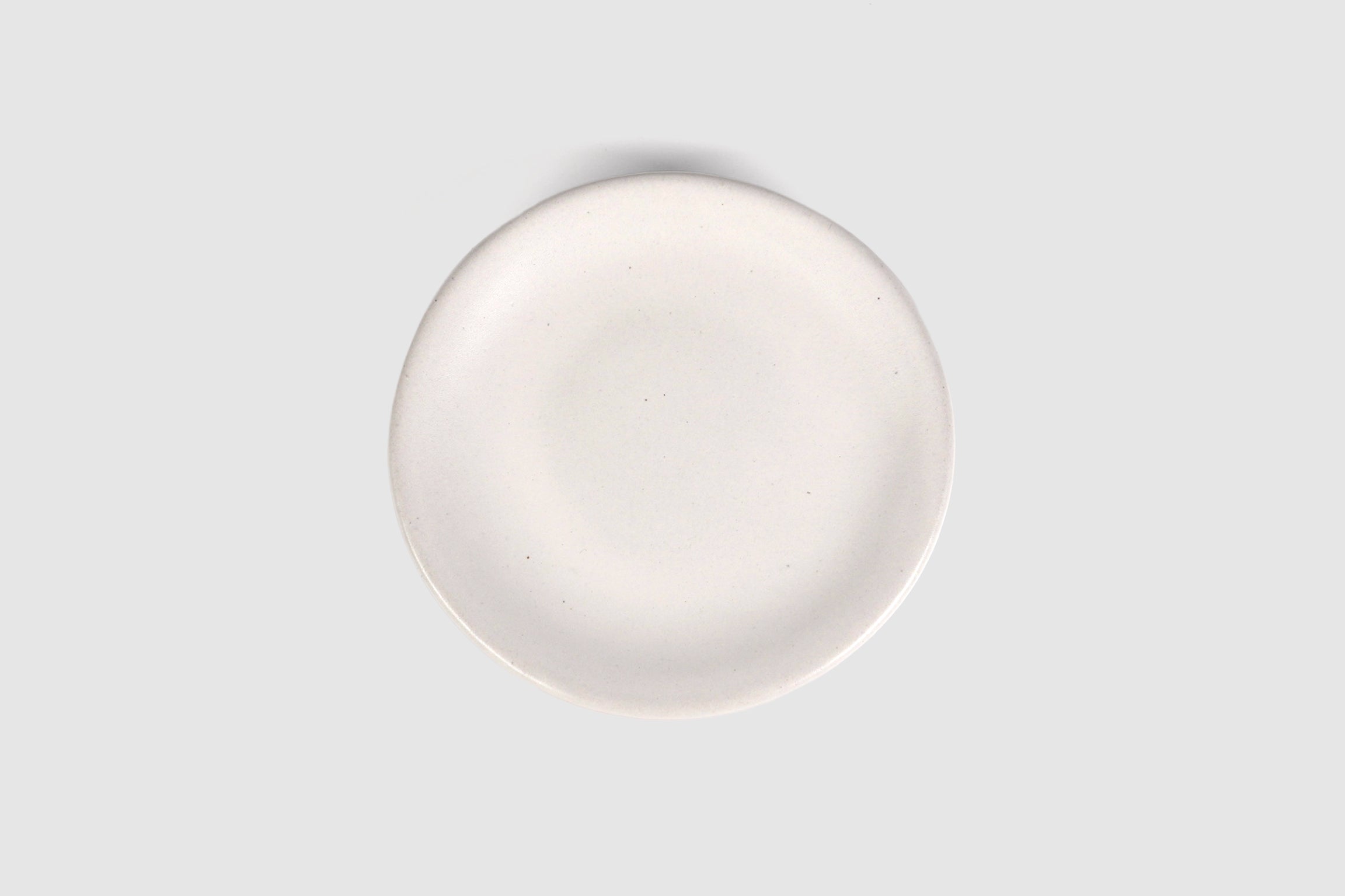 Cake Plate Sujo by Humo 1810 – handmade stoneware, capuchino speckled matte glaze, 8.5 inch