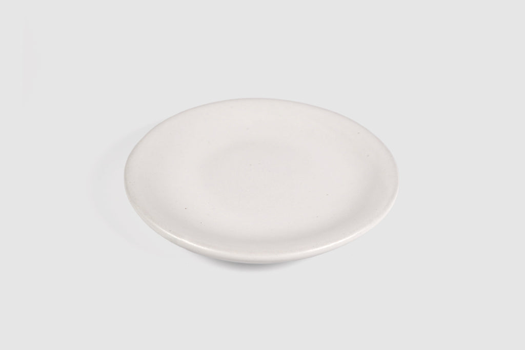 Cake Plate Sujo by Humo 1810 – handmade stoneware, capuchino speckled matte glaze, 8.5 inch