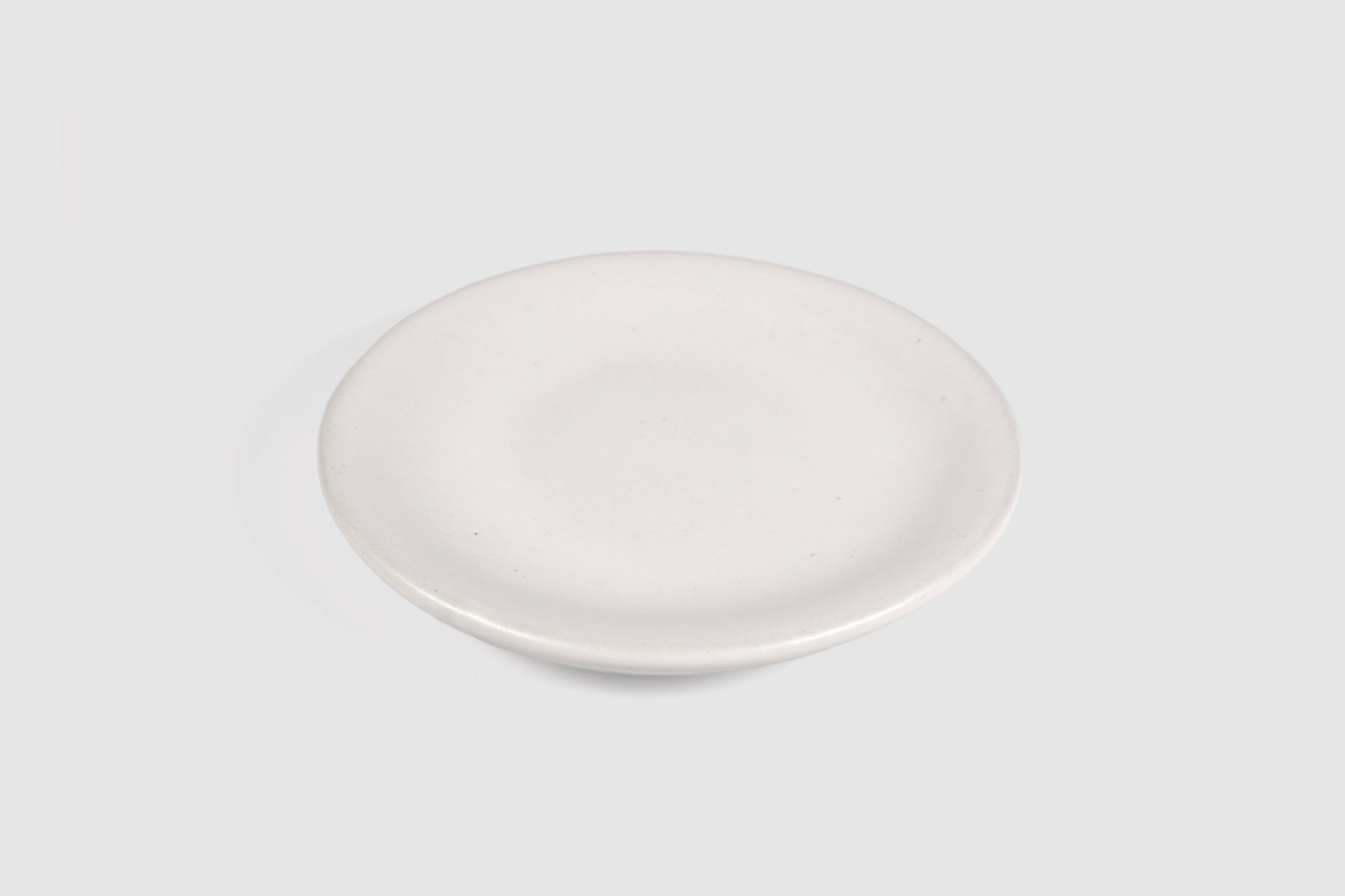 Cake Plate Sujo by Humo 1810 – handmade stoneware, capuchino speckled matte glaze, 8.5 inch