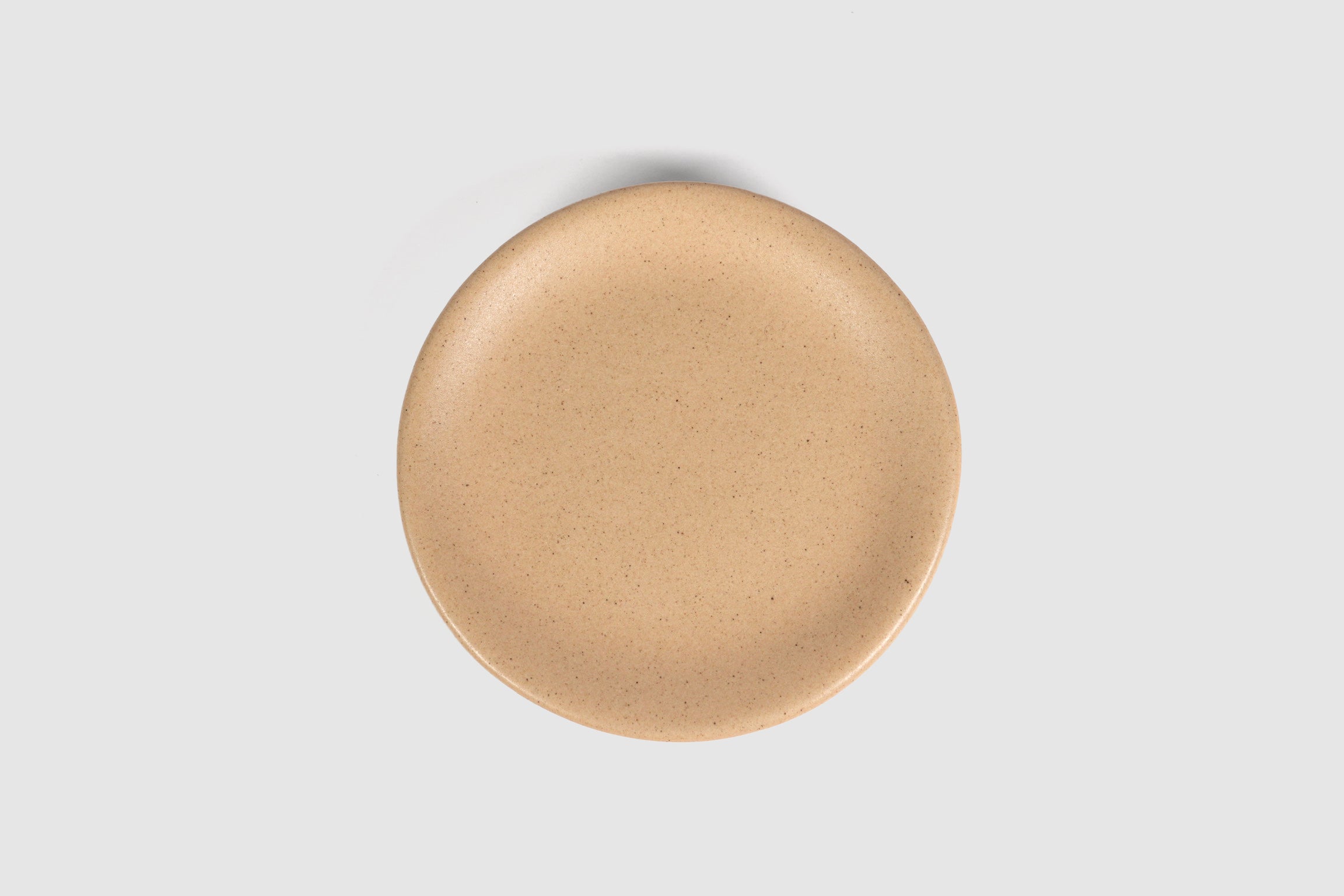 Cake Plate Sujo by Humo 1810 – handmade stoneware, capuchino speckled matte glaze, 8.5 inch