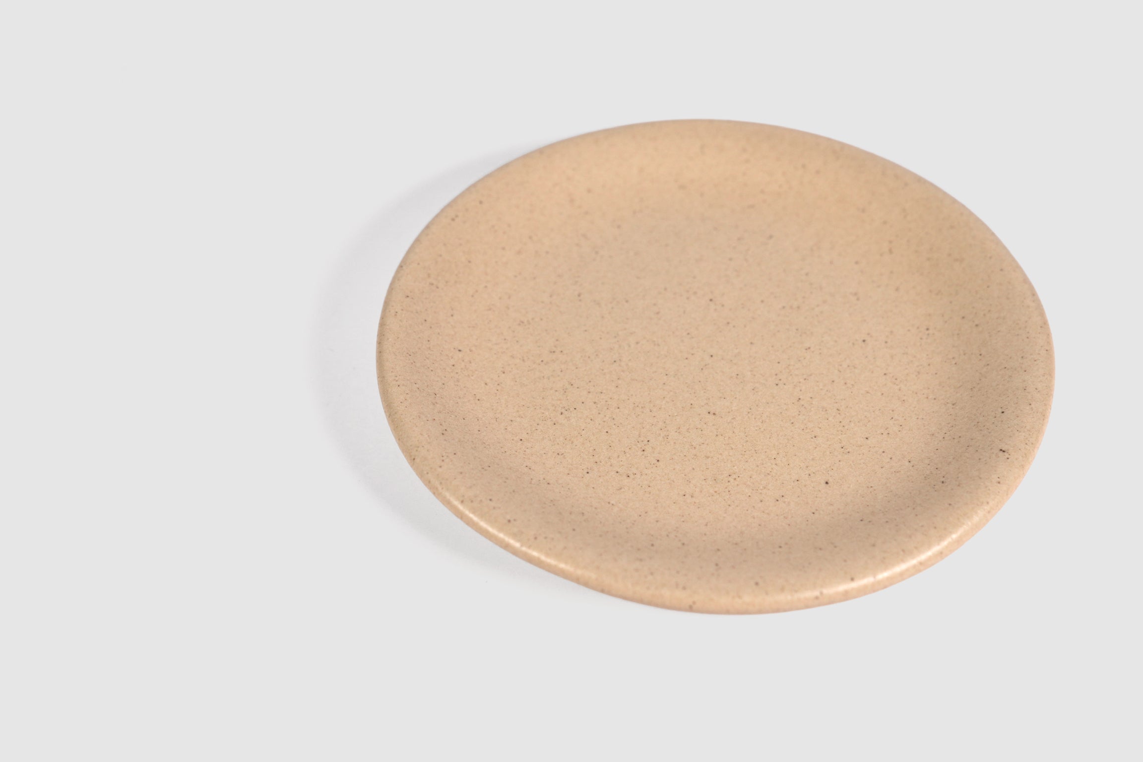 Cake Plate Sujo by Humo 1810 – handmade stoneware, capuchino speckled matte glaze, 8.5 inch