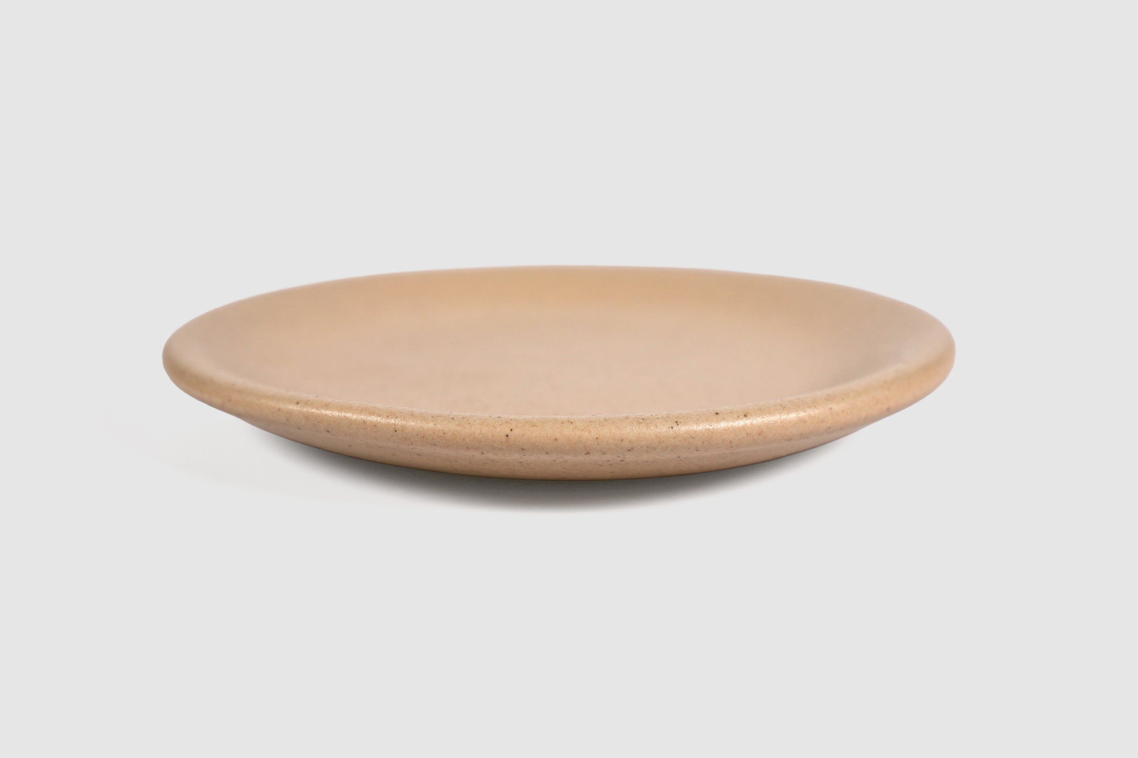 Cake Plate Sujo by Humo 1810 – handmade stoneware, capuchino speckled matte glaze, 8.5 inch