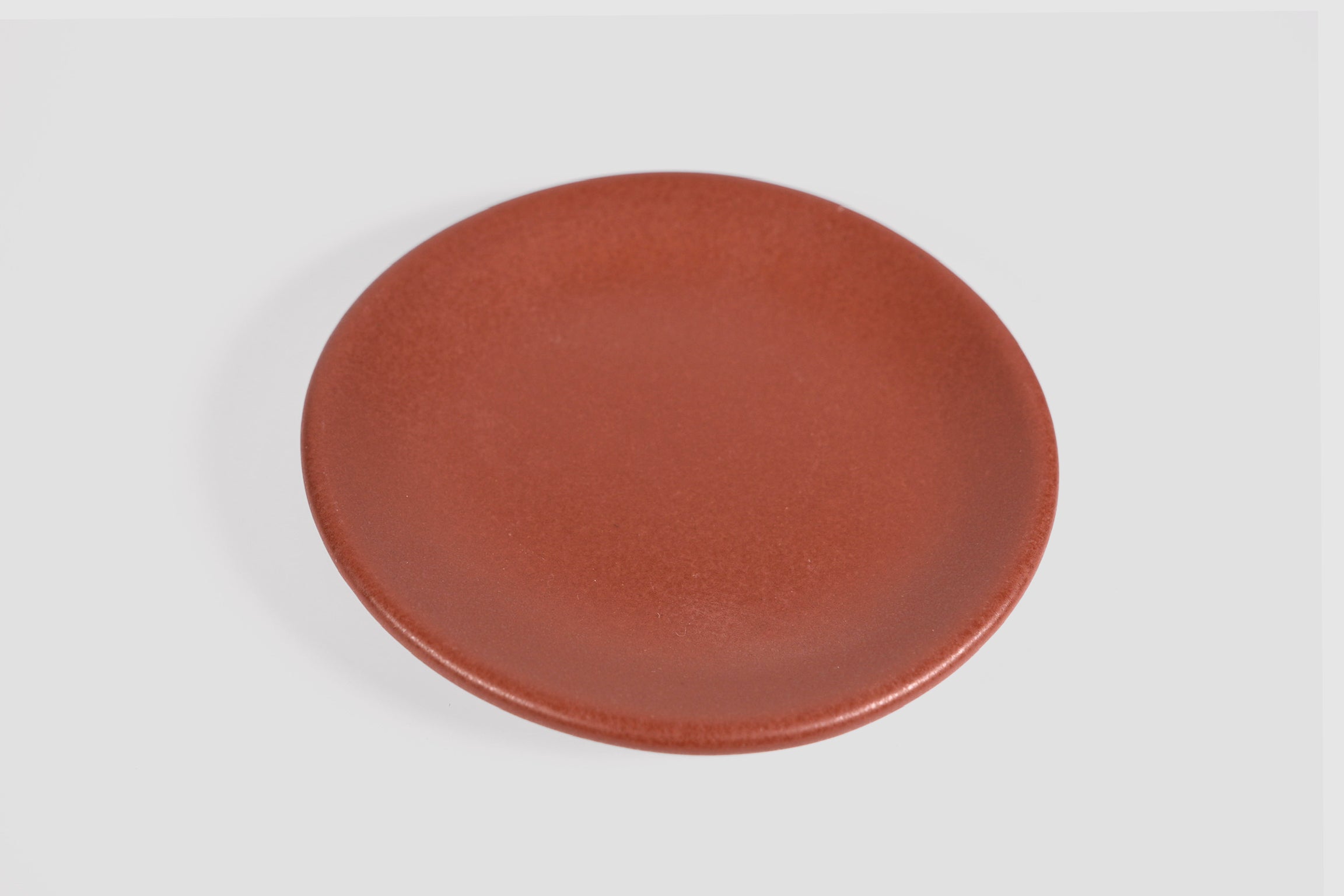 Cake Plate Sujo by Humo 1810 – handmade stoneware, capuchino speckled matte glaze, 8.5 inch