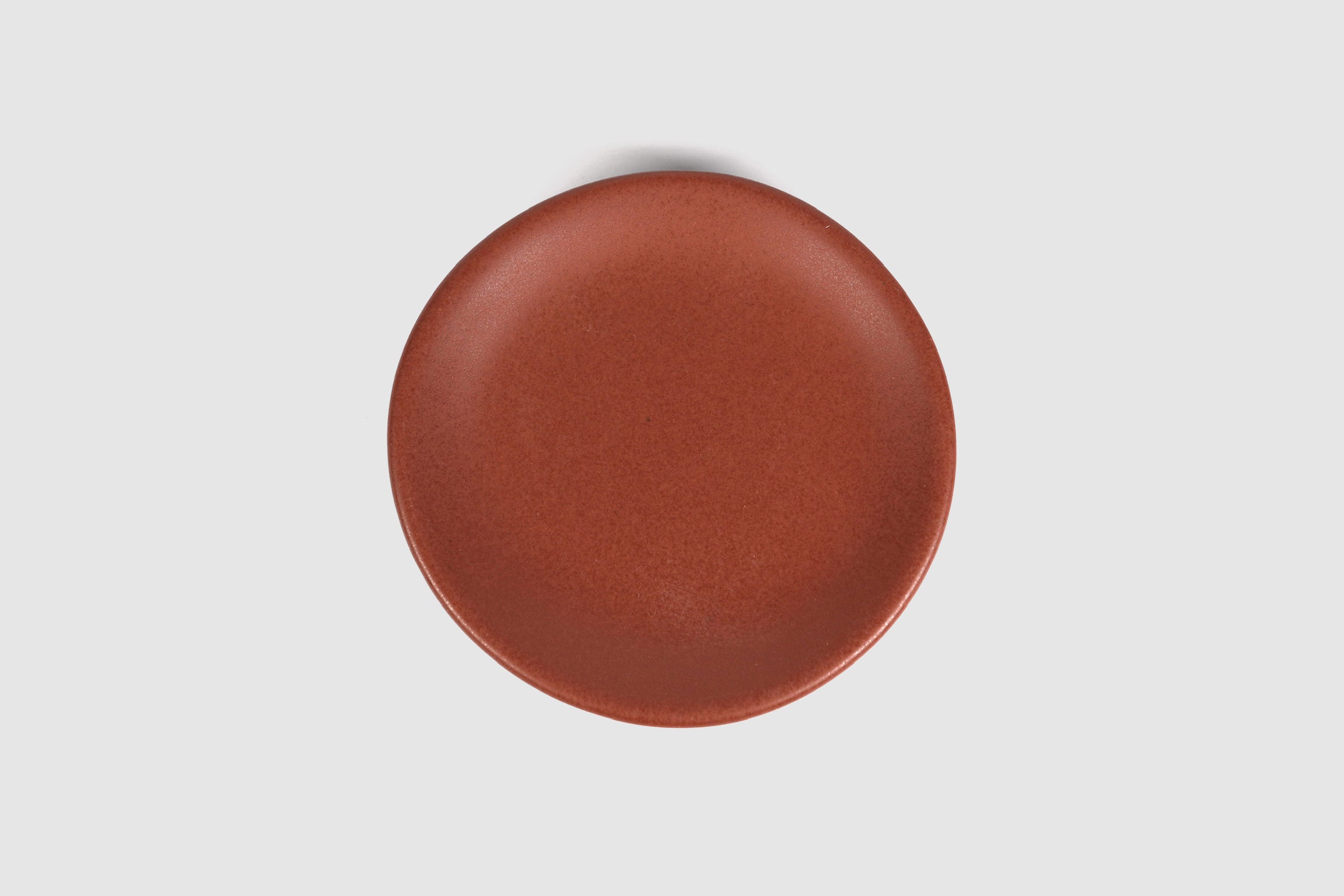 Cake Plate Sujo by Humo 1810 – handmade stoneware, capuchino speckled matte glaze, 8.5 inch