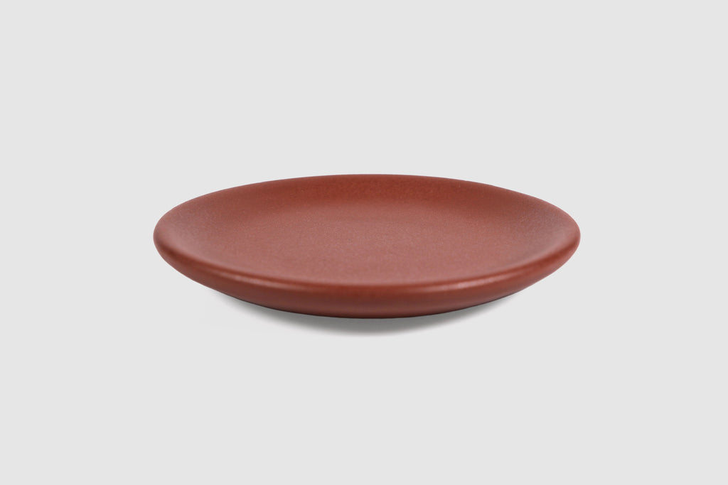 Cake Plate Sujo by Humo 1810 – handmade stoneware, capuchino speckled matte glaze, 8.5 inch