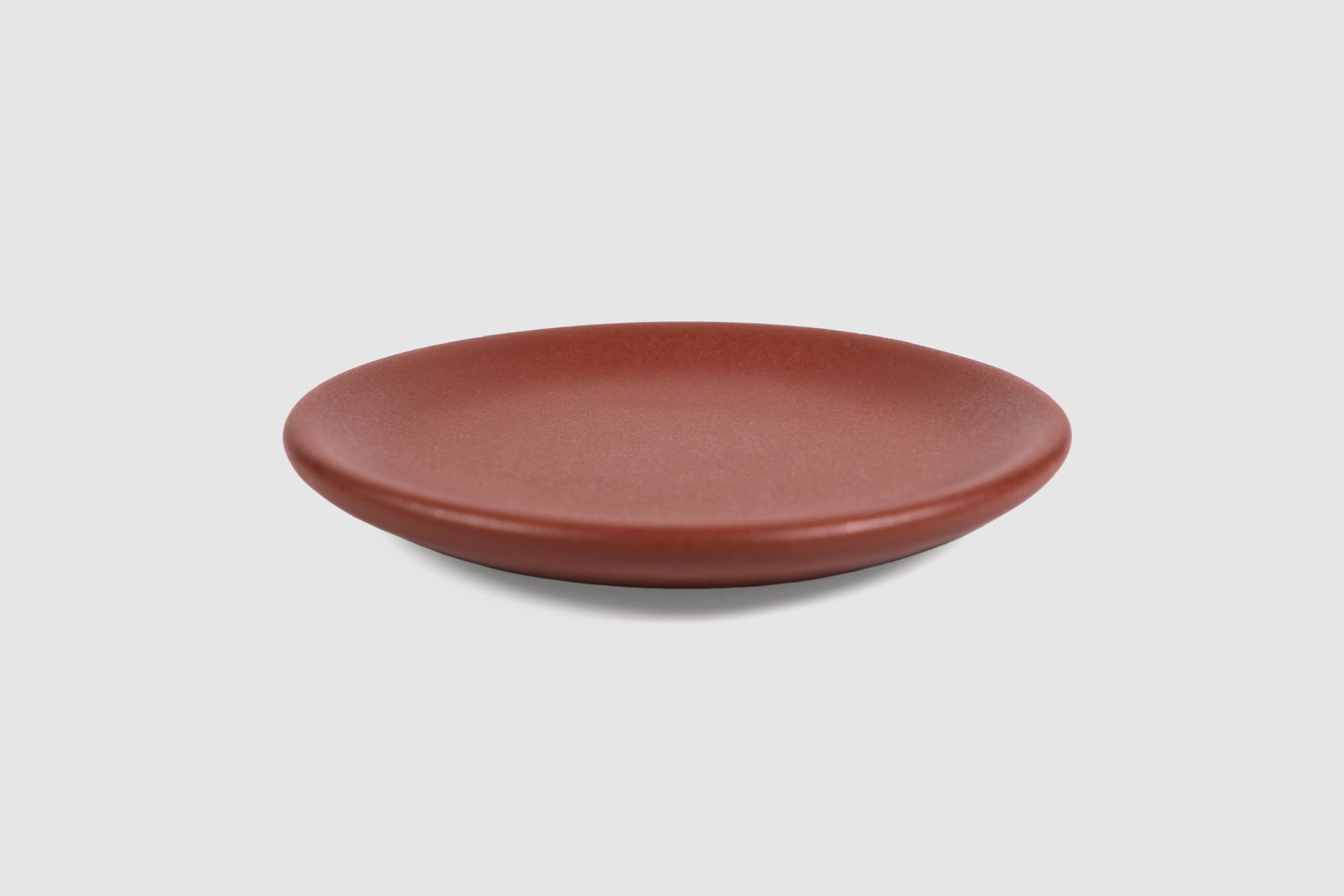 Cake Plate Sujo by Humo 1810 – handmade stoneware, capuchino speckled matte glaze, 8.5 inch