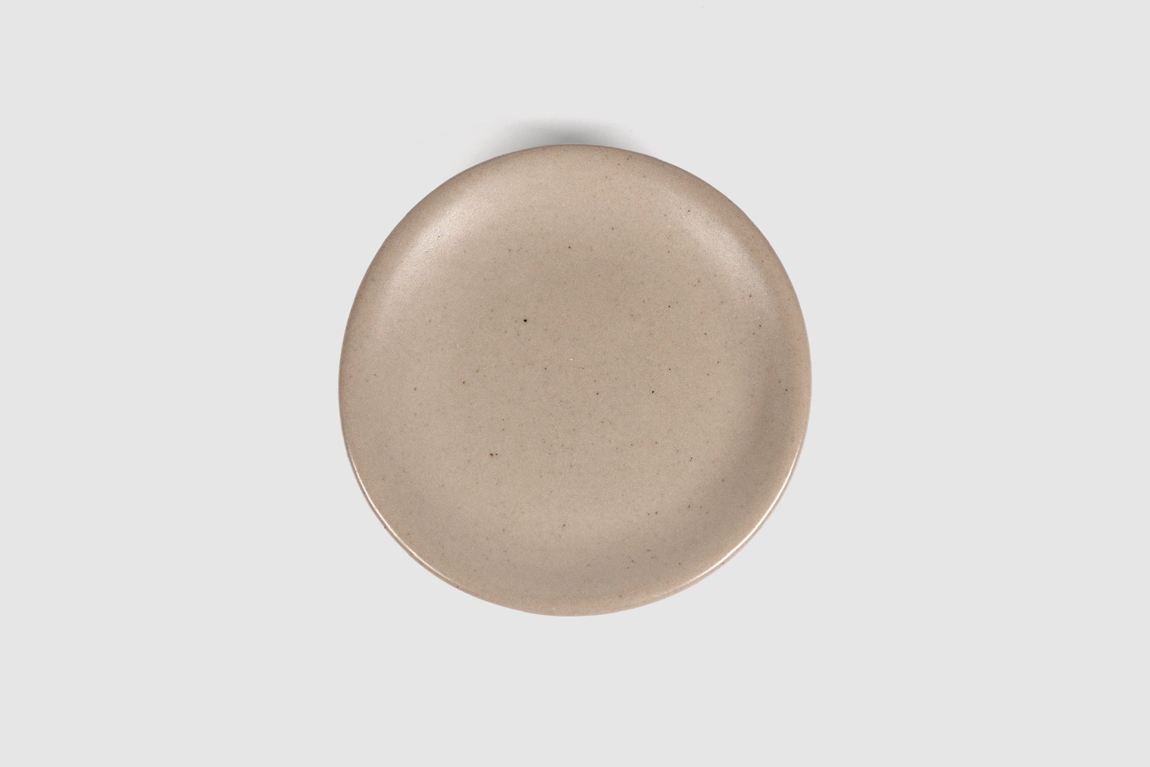 Cake Plate Sujo by Humo 1810 – handmade stoneware, capuchino speckled matte glaze, 8.5 inch