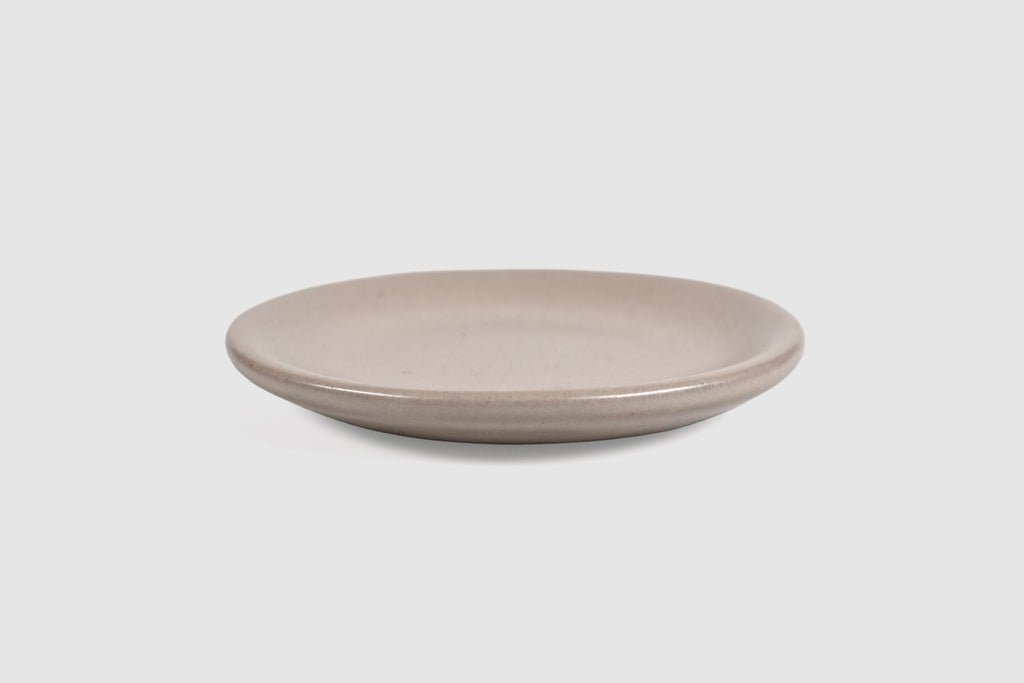 Cake Plate Sujo by Humo 1810 – handmade stoneware, capuchino speckled matte glaze, 8.5 inch