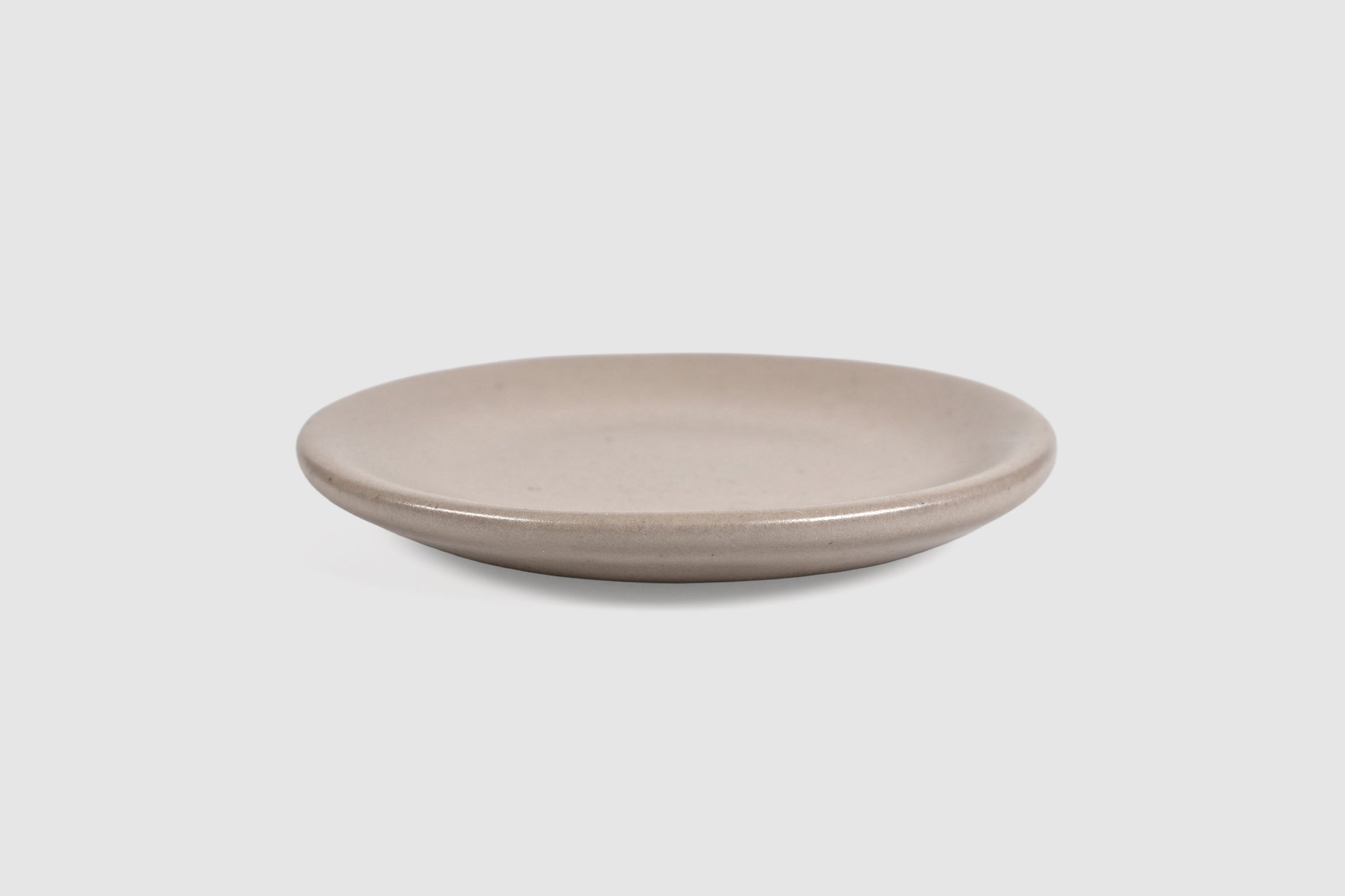 Cake Plate Sujo by Humo 1810 – handmade stoneware, capuchino speckled matte glaze, 8.5 inch