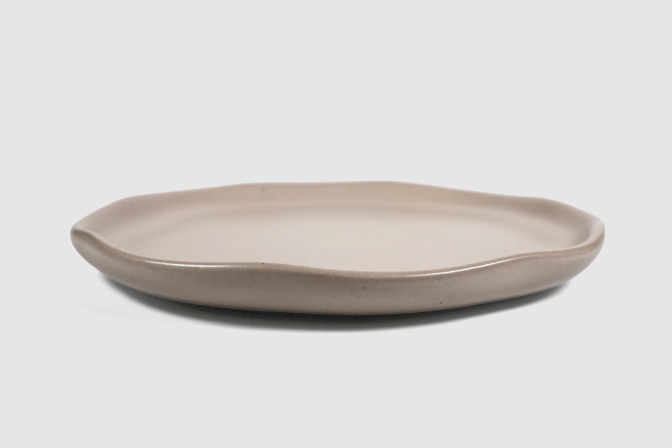 Side Plate Safin by Humo 1810 – taupe stoneware, softly undulating rim, 8.75 inch
