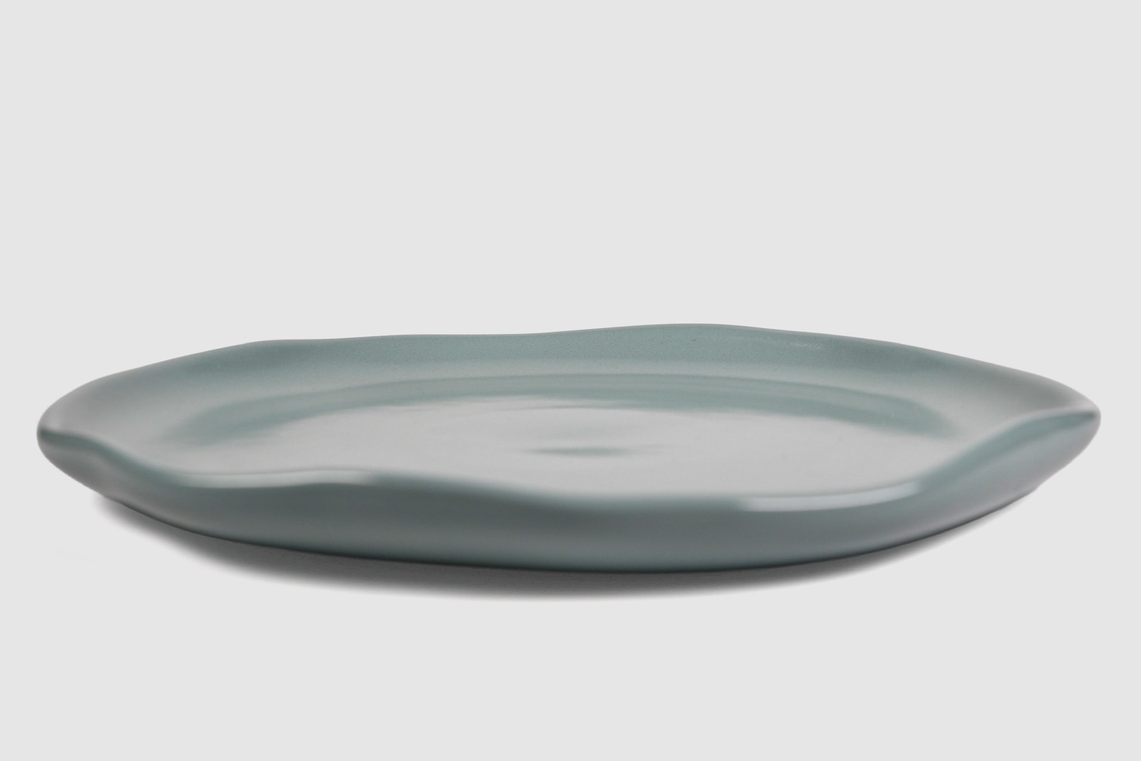 Dinner Plate Safin by Humo 1810 – olive green stoneware, gently undulating rim, 10.75 inch