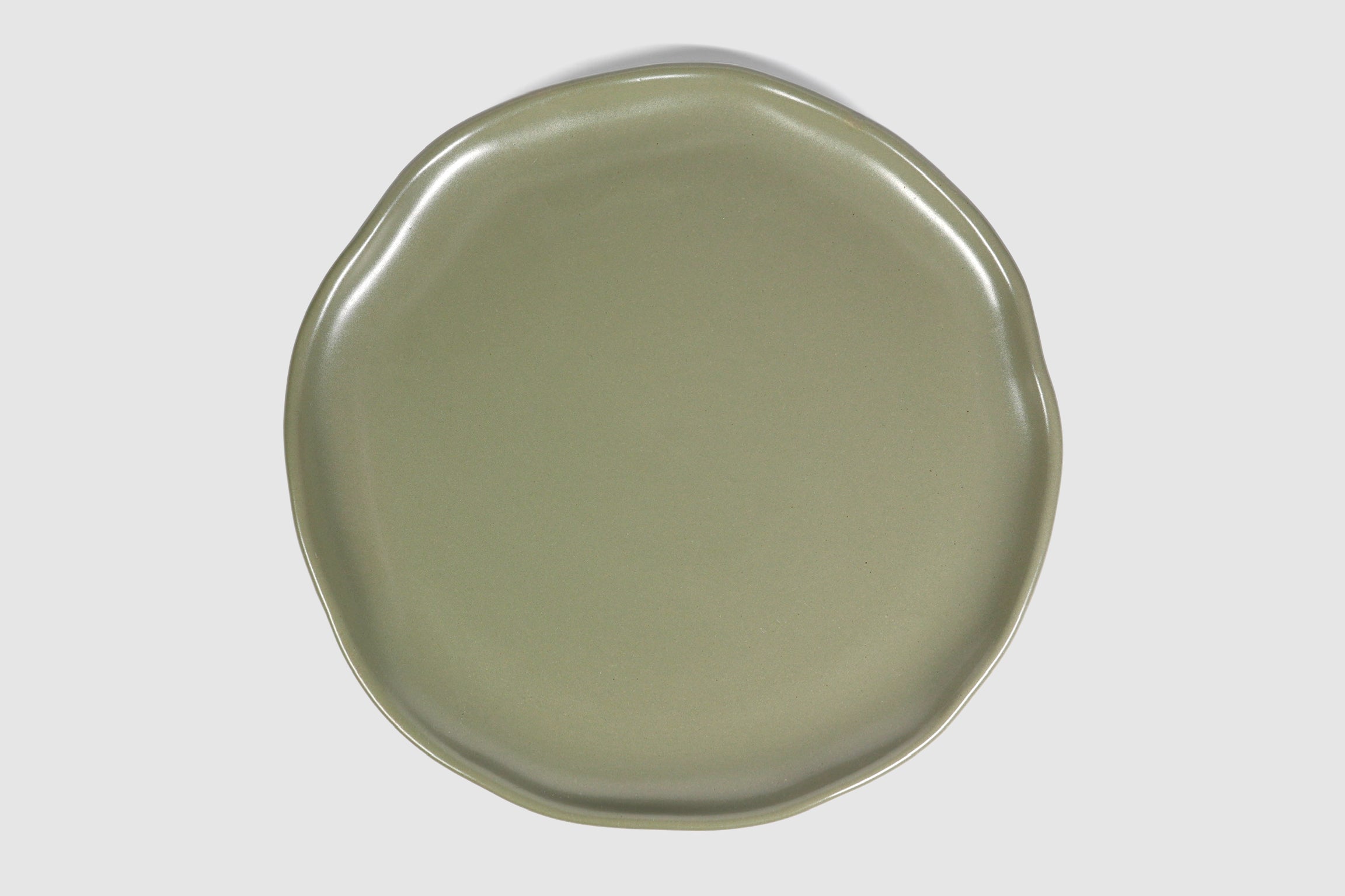 Dinner Plate Safin by Humo 1810 – olive green stoneware, gently undulating rim, 10.75 inch