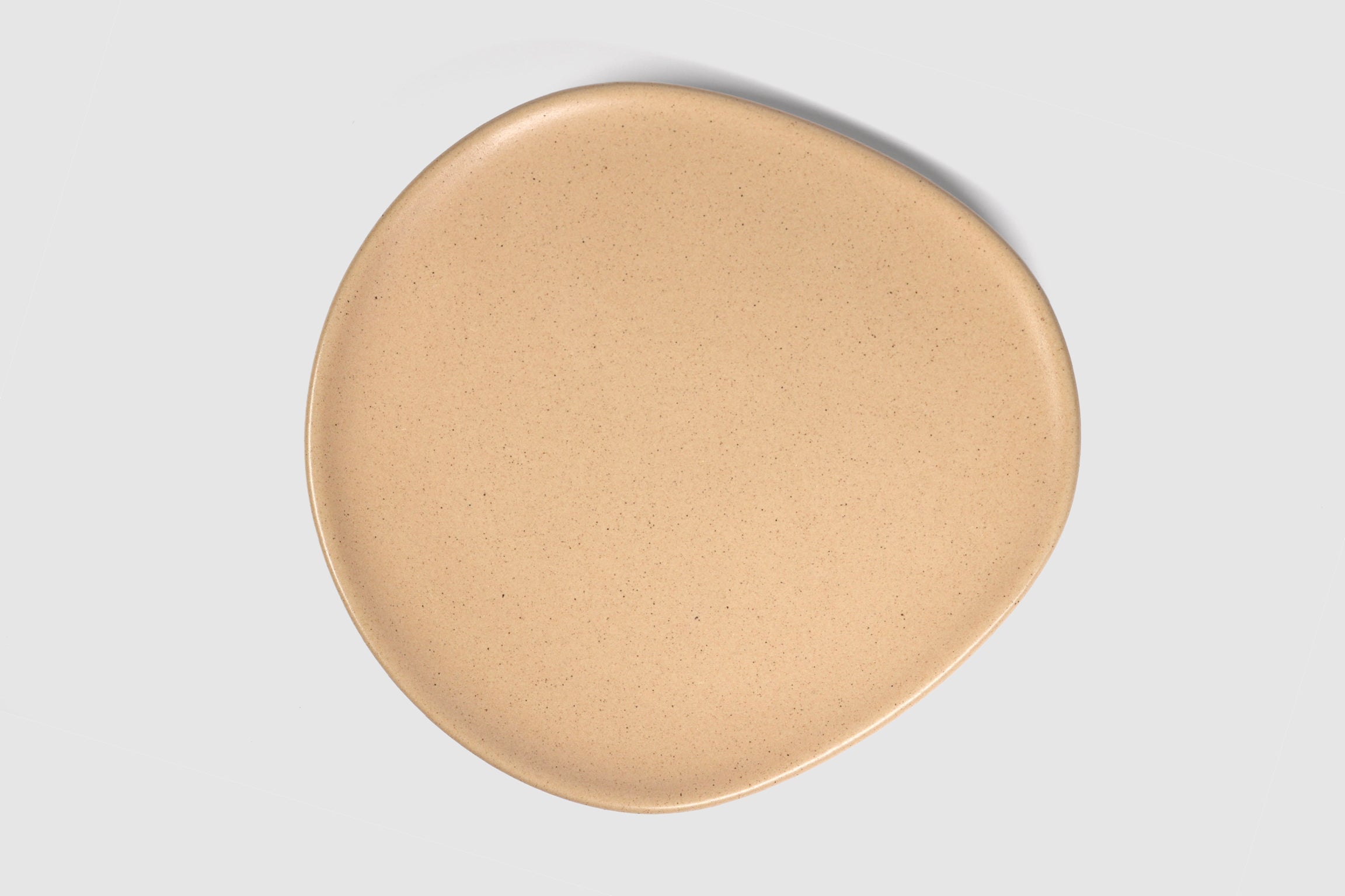 Dinner Plate Sanka by Humo 1810 – pardo stoneware, broad soft-triangle silhouette, 11 inch