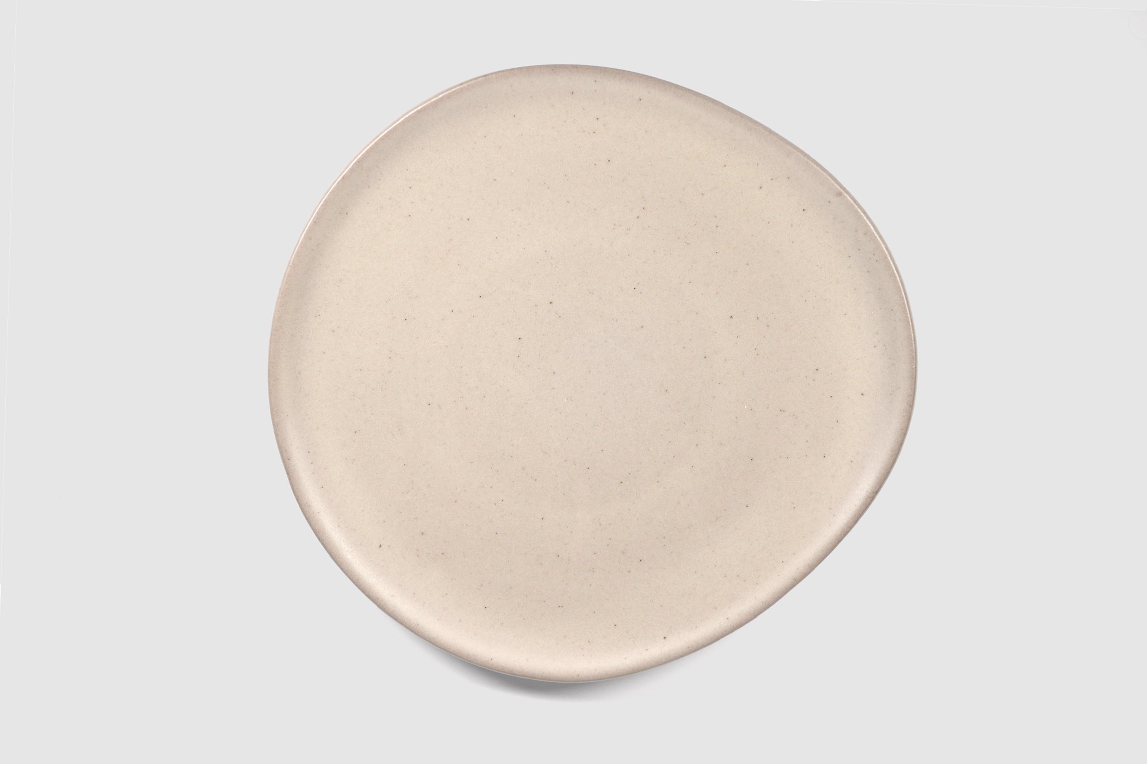 Dinner Plate Sanka by Humo 1810 – pardo stoneware, broad soft-triangle silhouette, 11 inch