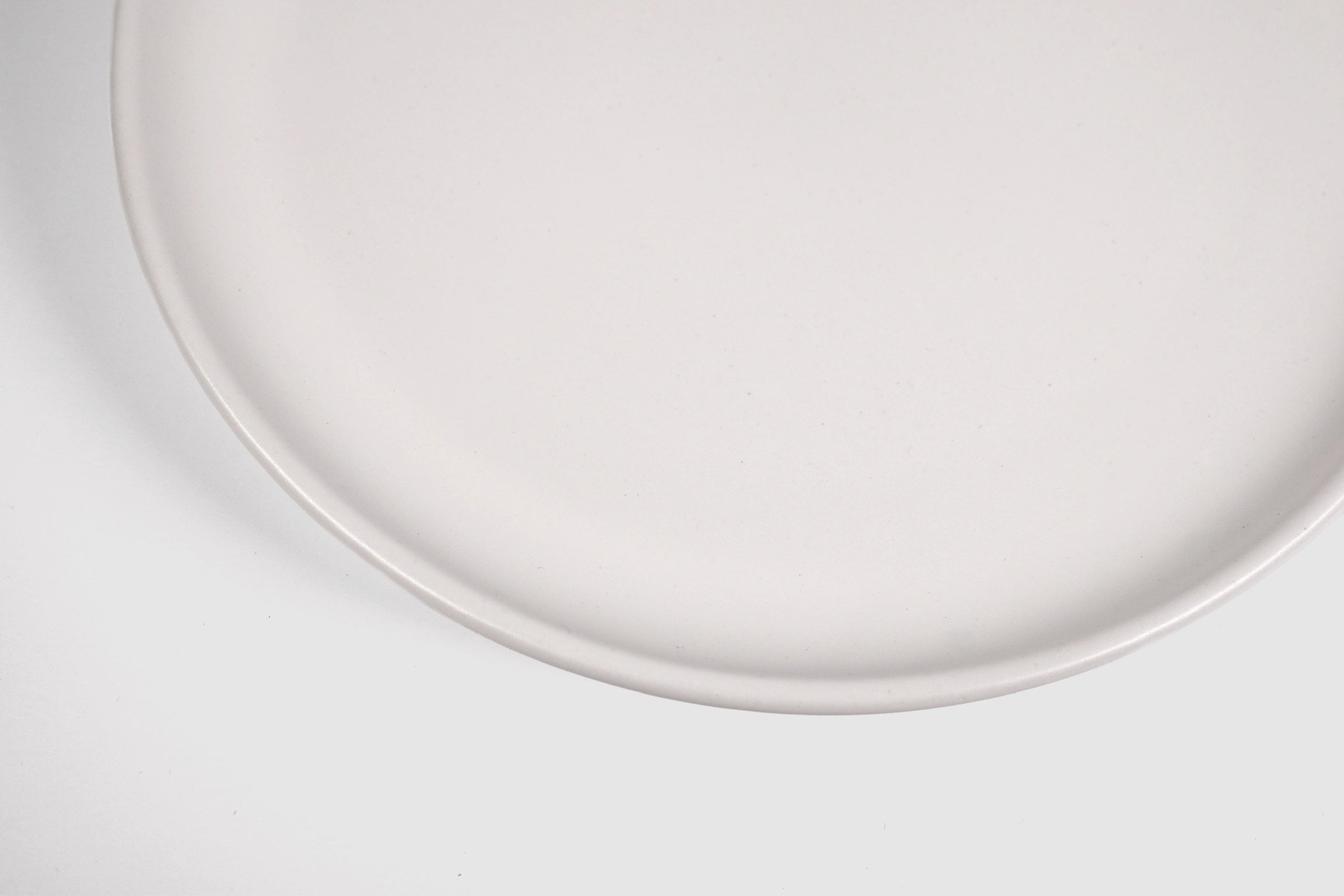 Dinner Plate Sujo by Humo 1810 – capuchino speckled matte stoneware, low raised rim, 10.5 inch