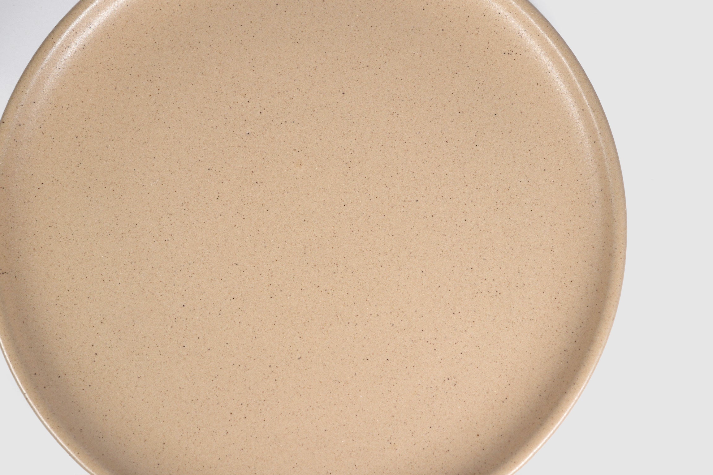 Dinner Plate Sujo by Humo 1810 – capuchino speckled matte stoneware, low raised rim, 10.5 inch