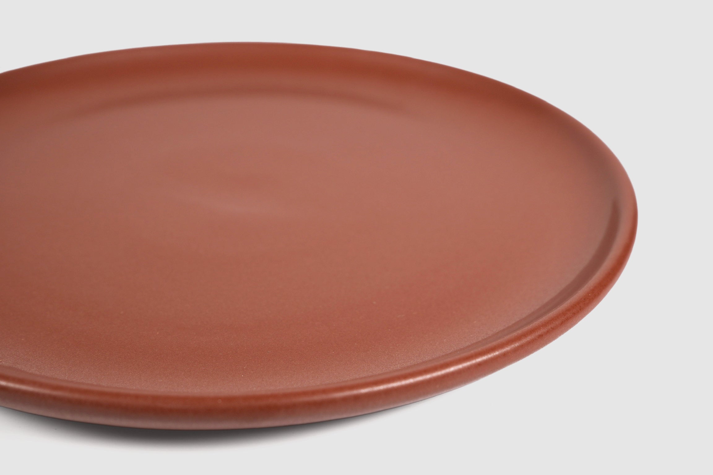 Dinner Plate Sujo by Humo 1810 – capuchino speckled matte stoneware, low raised rim, 10.5 inch