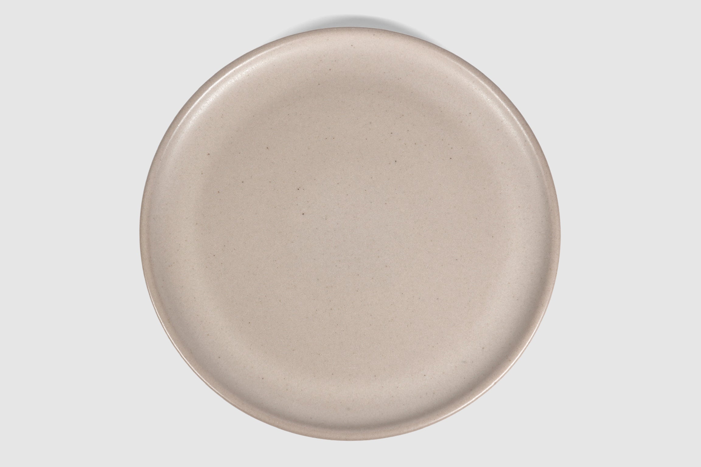 Dinner Plate Sujo by Humo 1810 – capuchino speckled matte stoneware, low raised rim, 10.5 inch