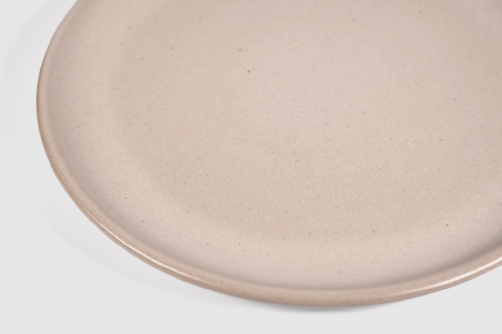 Dinner Plate Sujo by Humo 1810 – capuchino speckled matte stoneware, low raised rim, 10.5 inch