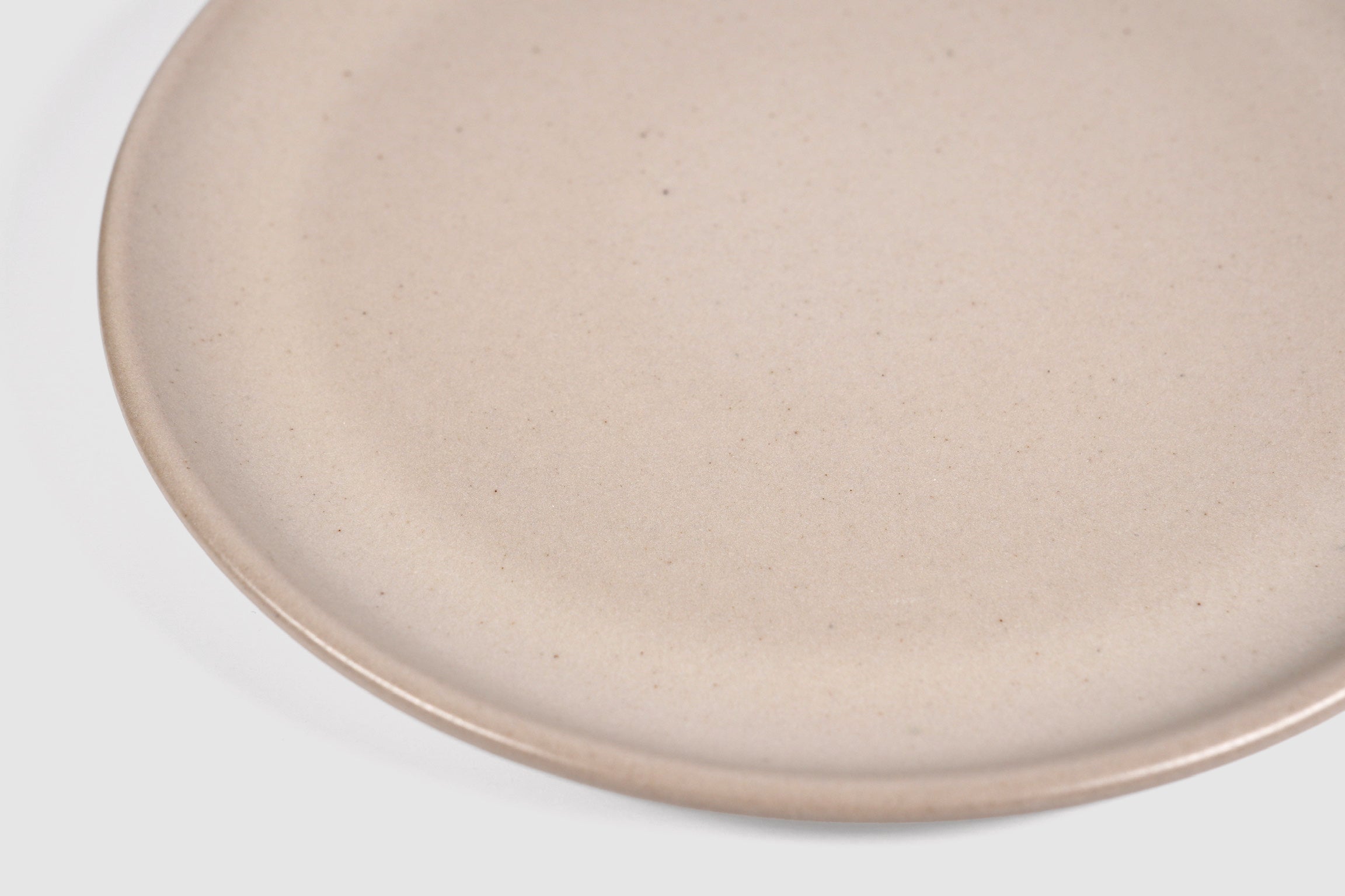 Dinner Plate Sujo by Humo 1810 – capuchino speckled matte stoneware, low raised rim, 10.5 inch