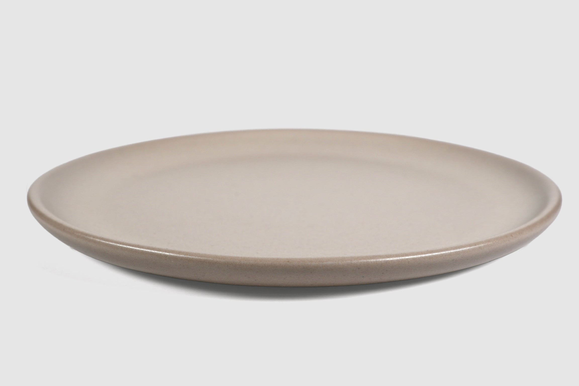Dinner Plate Sujo by Humo 1810 – capuchino speckled matte stoneware, low raised rim, 10.5 inch